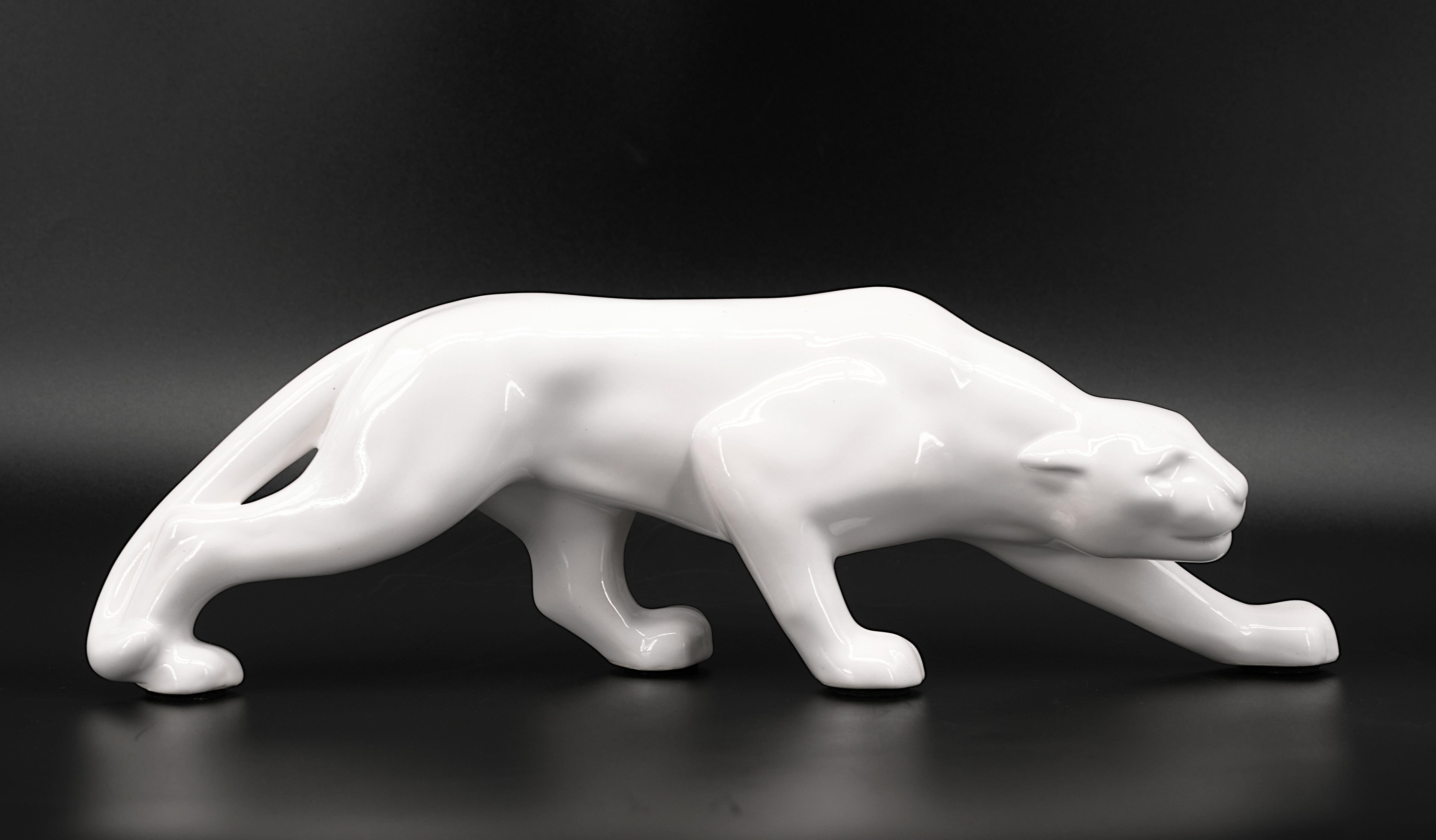 Bianco francese  leonessa in ceramica, Francia, anni '1920. Larghezza: 45 cm, altezza: 14 cm, profondità: 9 cm. Alcune piccole superfici  imperfezioni dovute alla tecnica di questo periodo