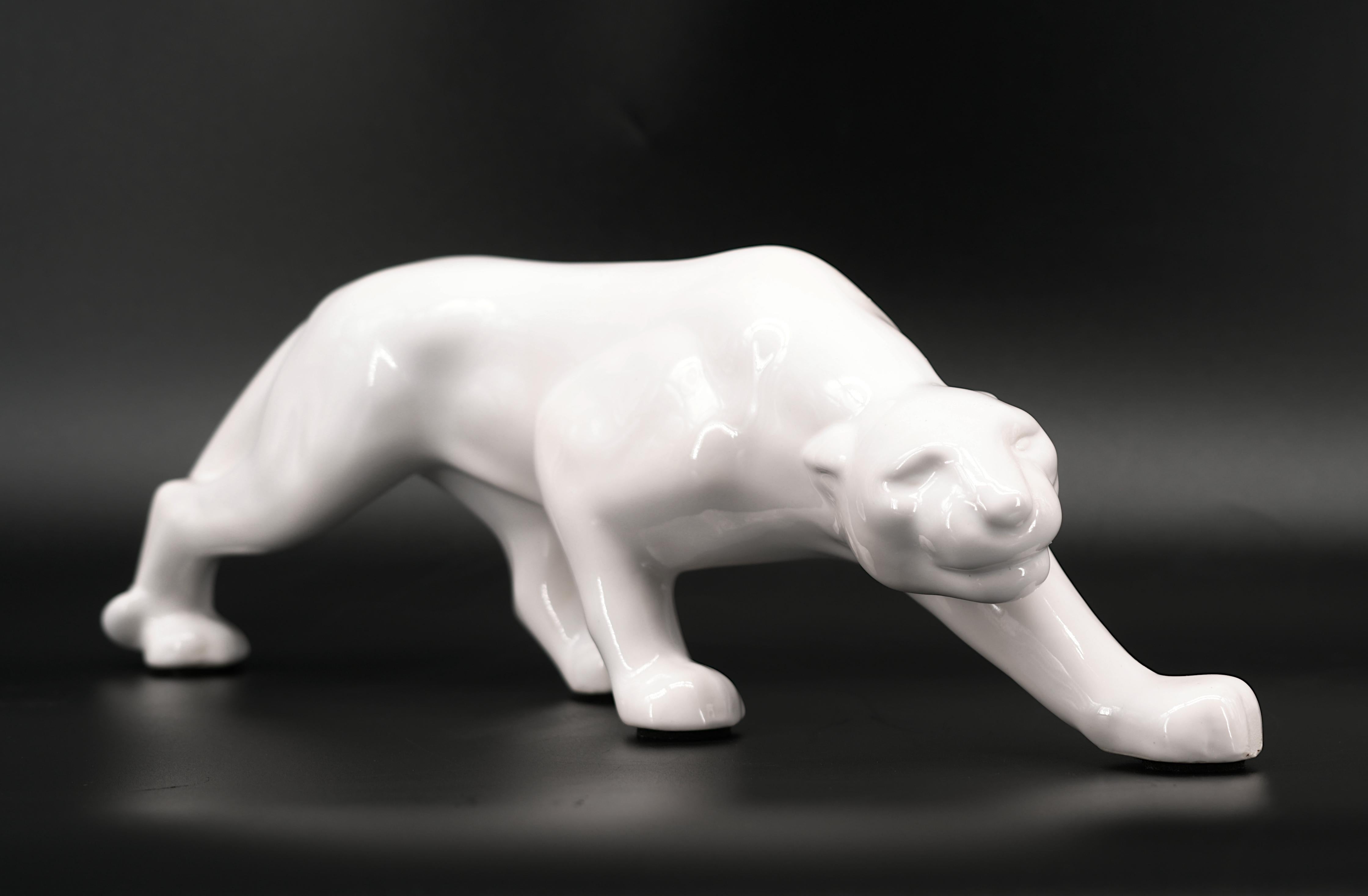 Francese Lionessa bianca in ceramica Art Deco, 1920 in vendita