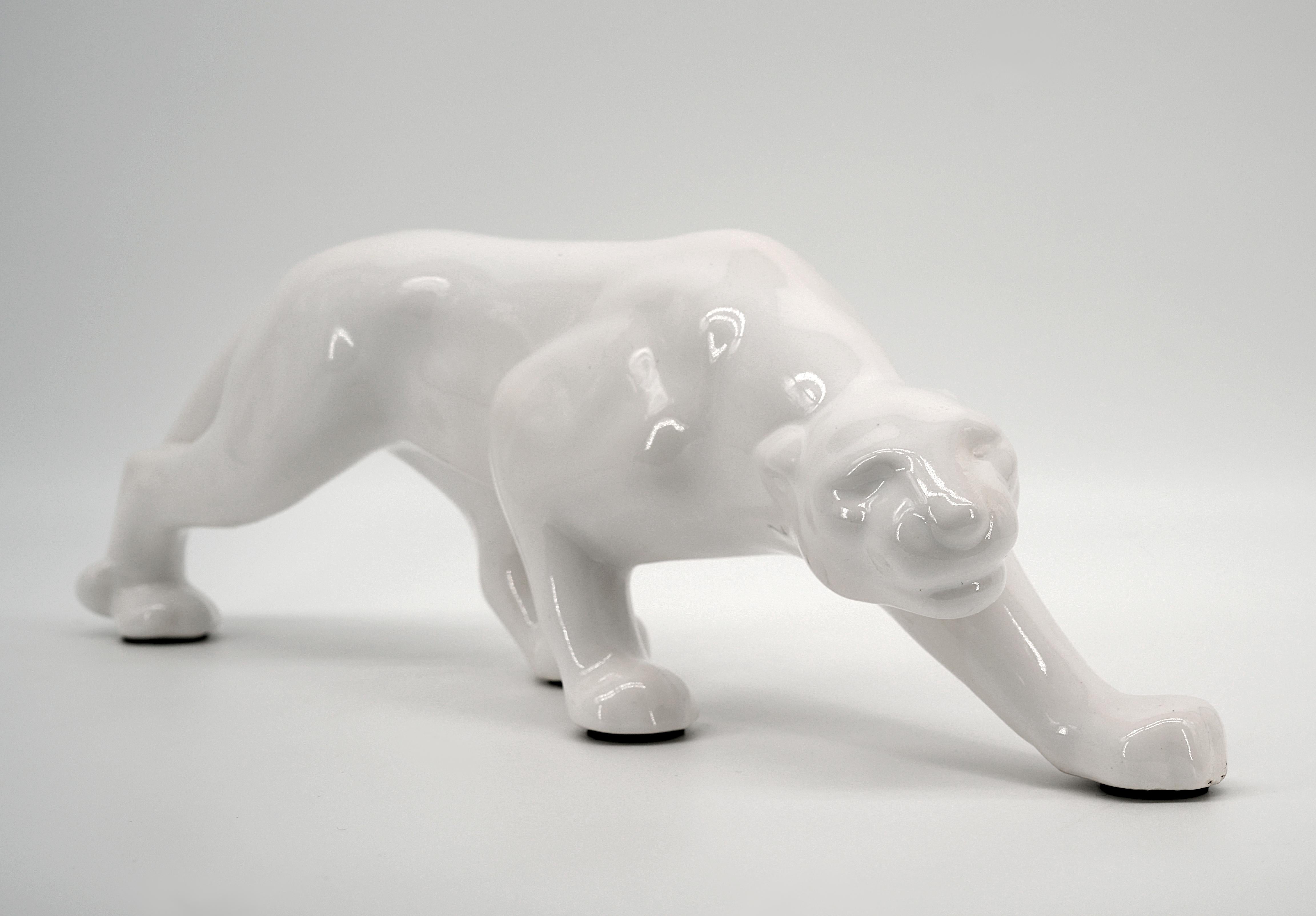 Lionessa bianca in ceramica Art Deco, 1920 In condizioni buone in vendita a Saint-Amans-des-Cots, FR