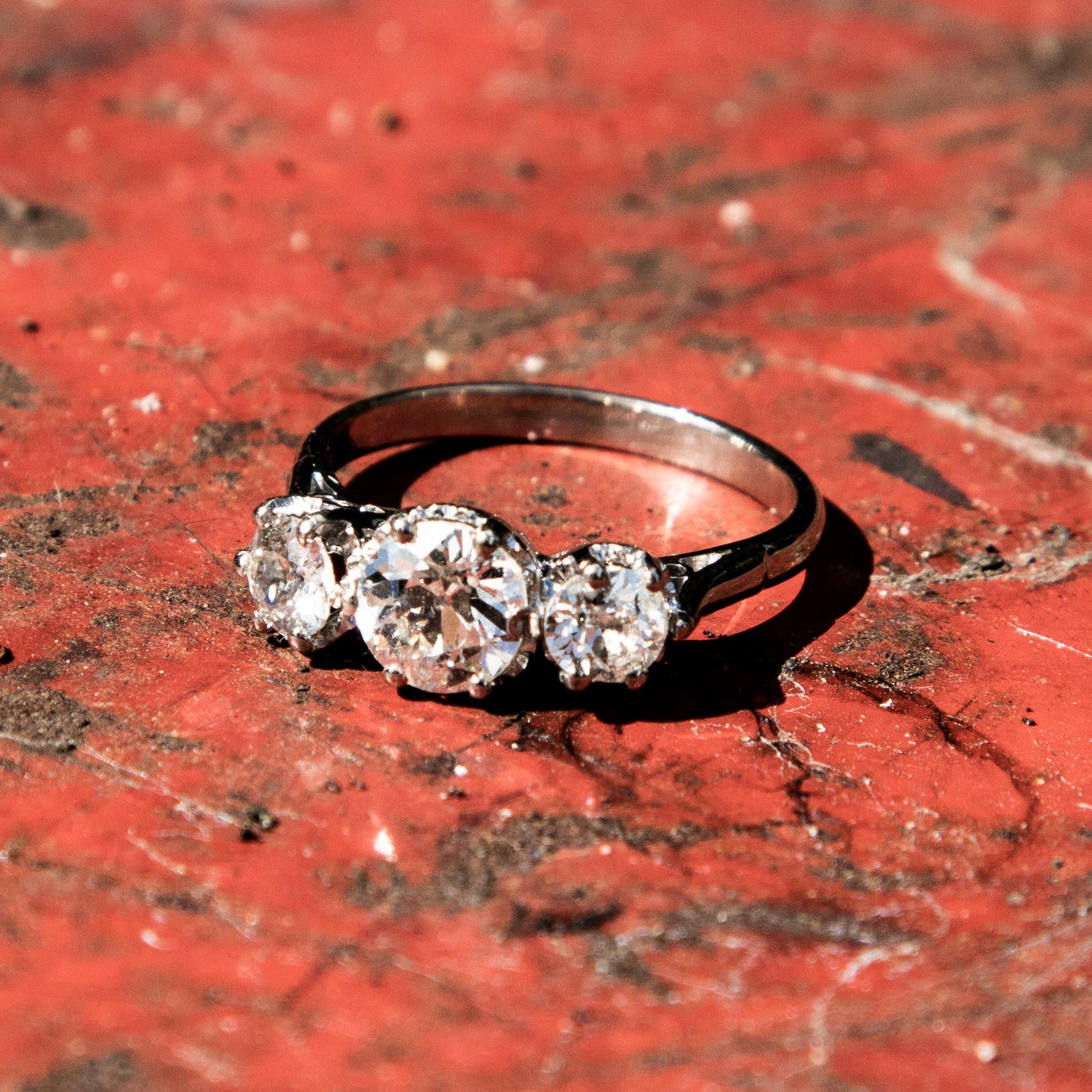 Art Deco Certified 1.85 Carat Diamond Three-Stone Ring In Excellent Condition In Chipping Campden, GB