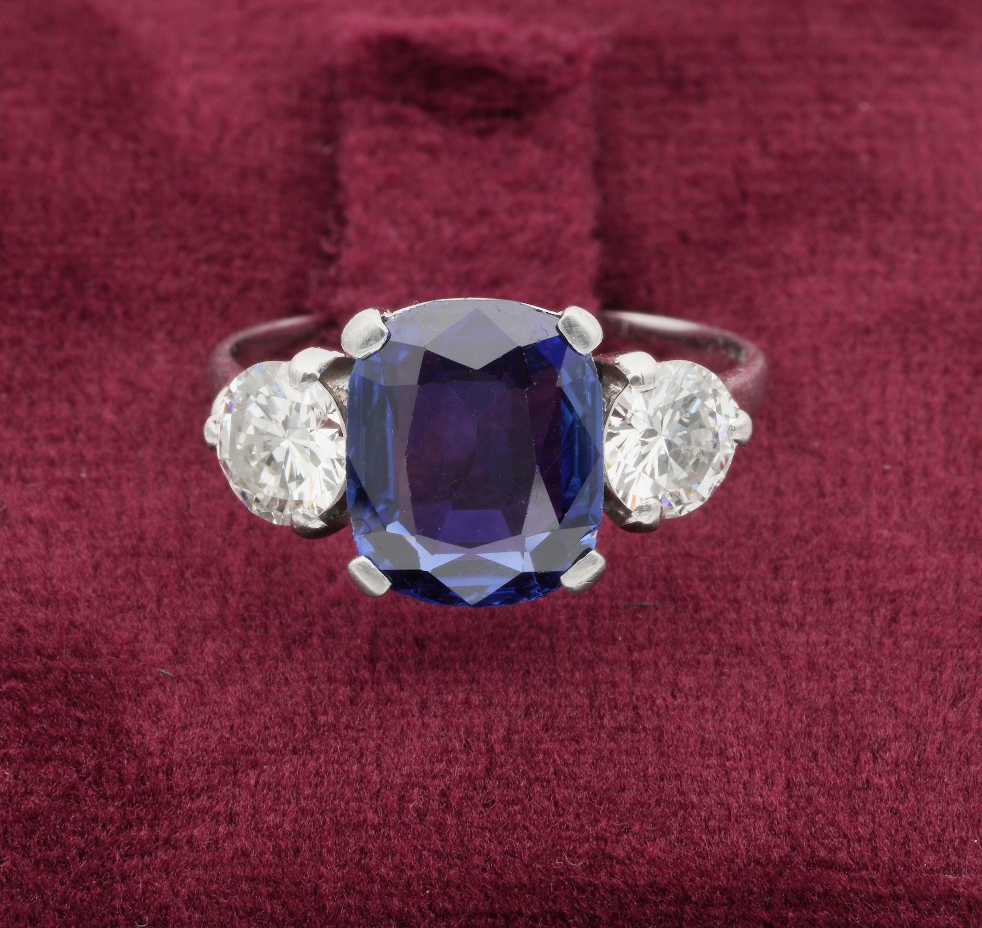 Art Deco Certified Burma Sapphire Diamond Trilogy Platinum Ring In Good Condition For Sale In Napoli, IT