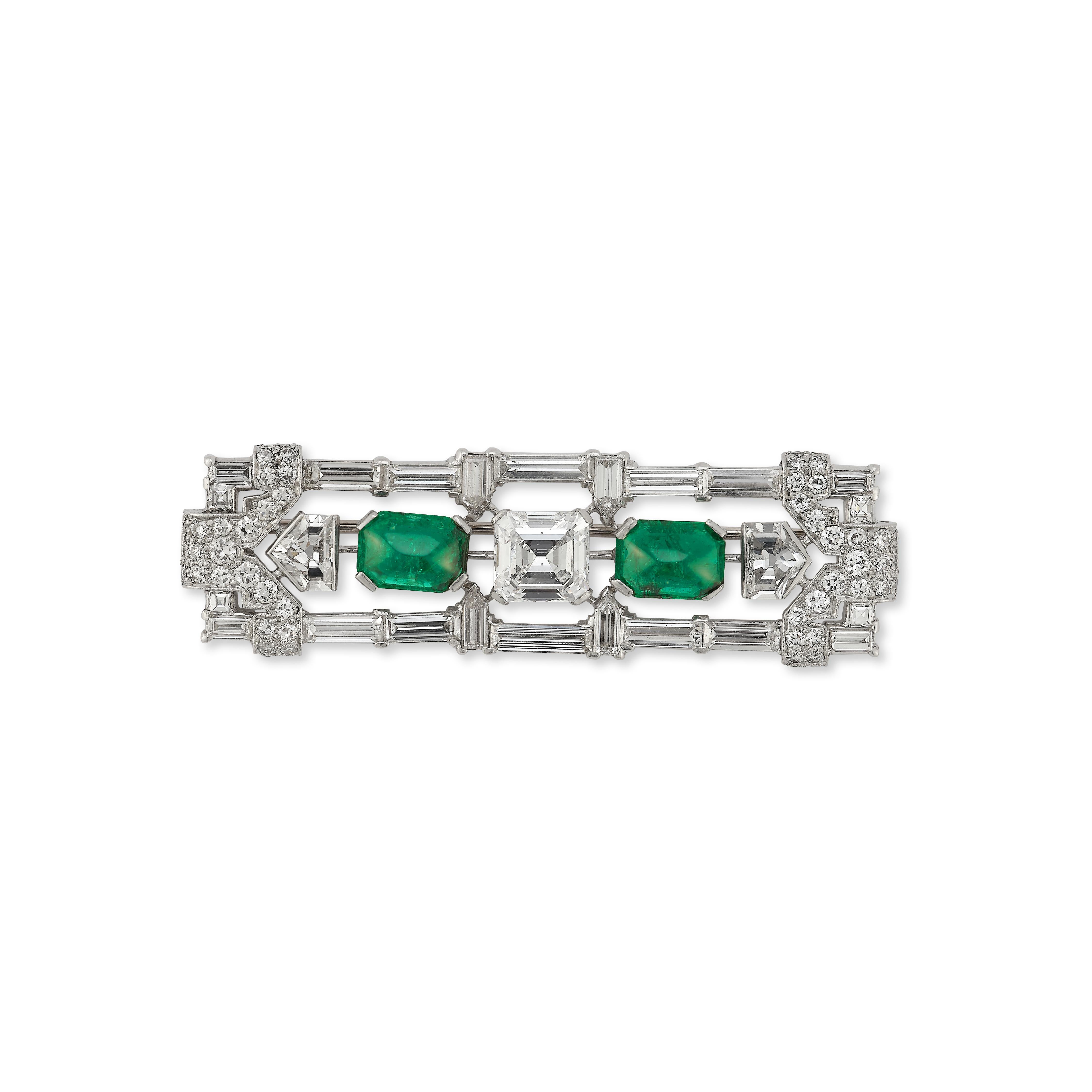 Brosche mit zertifiziertem Cabochon-Smaragd und Diamant im Art déco-Stil

Eine Platinbrosche, besetzt mit einem G-farbigen Diamanten im Smaragdschliff mit einem Reinheitsgrad von SI1 mit einem Gewicht von 2,10 Karat, 2 kolumbianischen Smaragden mit