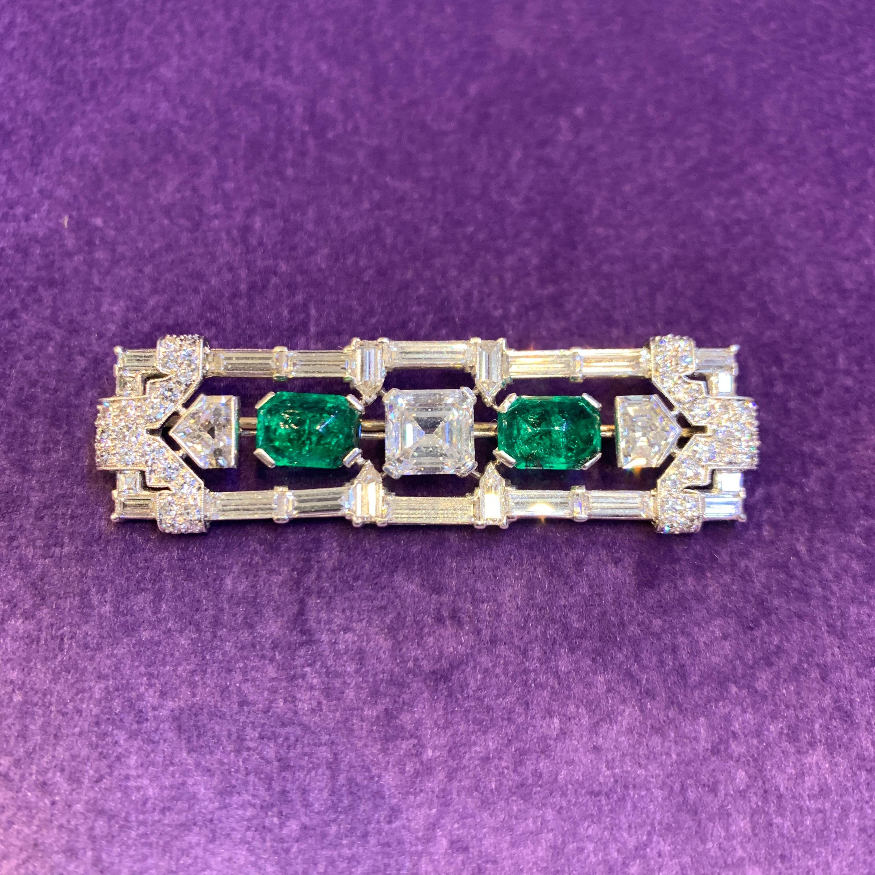 Brosche mit zertifiziertem Cabochon-Smaragd und Diamant im Art déco-Stil im Zustand „Hervorragend“ im Angebot in New York, NY