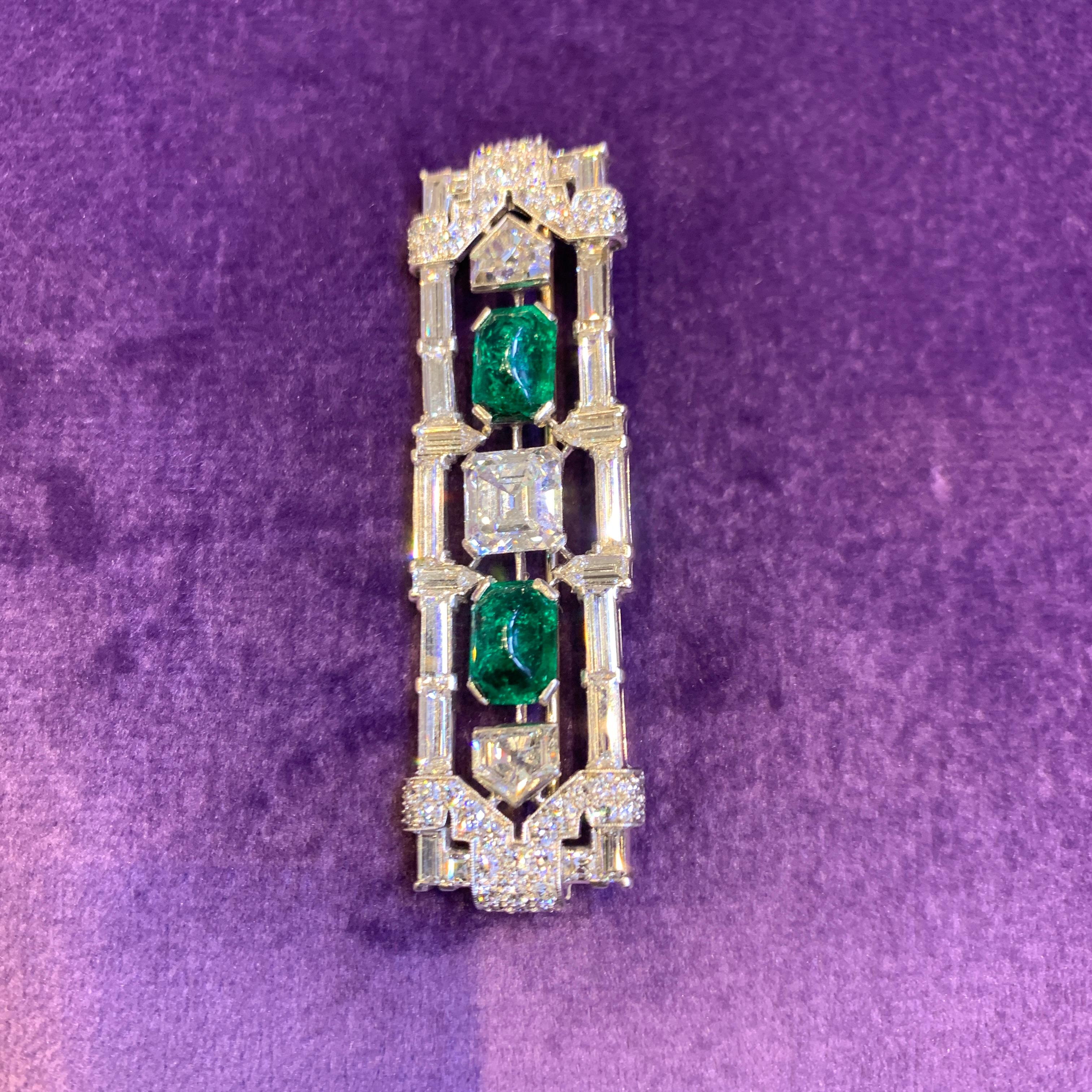 Brosche mit zertifiziertem Cabochon-Smaragd und Diamant im Art déco-Stil im Angebot 1