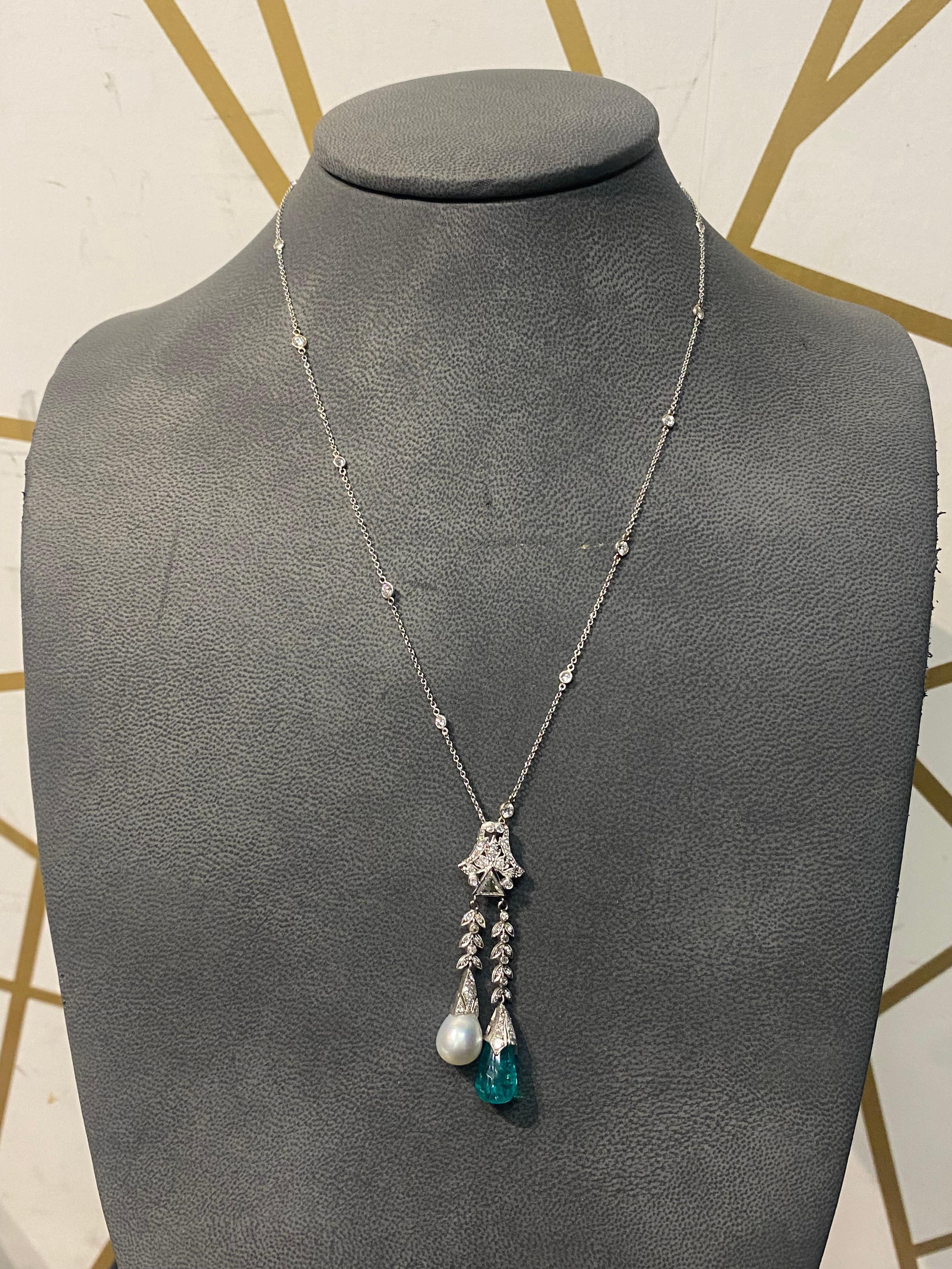 Cabochon Collana con smeraldo colombiano certificato e perla Lavalier in stile Art Deco in vendita