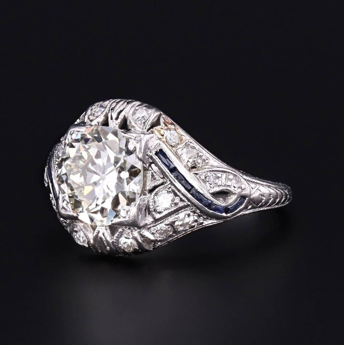 Une fabuleuse bague de fiançailles Art Déco avec un diamant central de 1,94 carat certifié EGL dans une monture originale en platine et diamant ajouré. 

Cette bague de fiançailles Art déco (circa 1920-1930) est exceptionnelle à tous points de vue