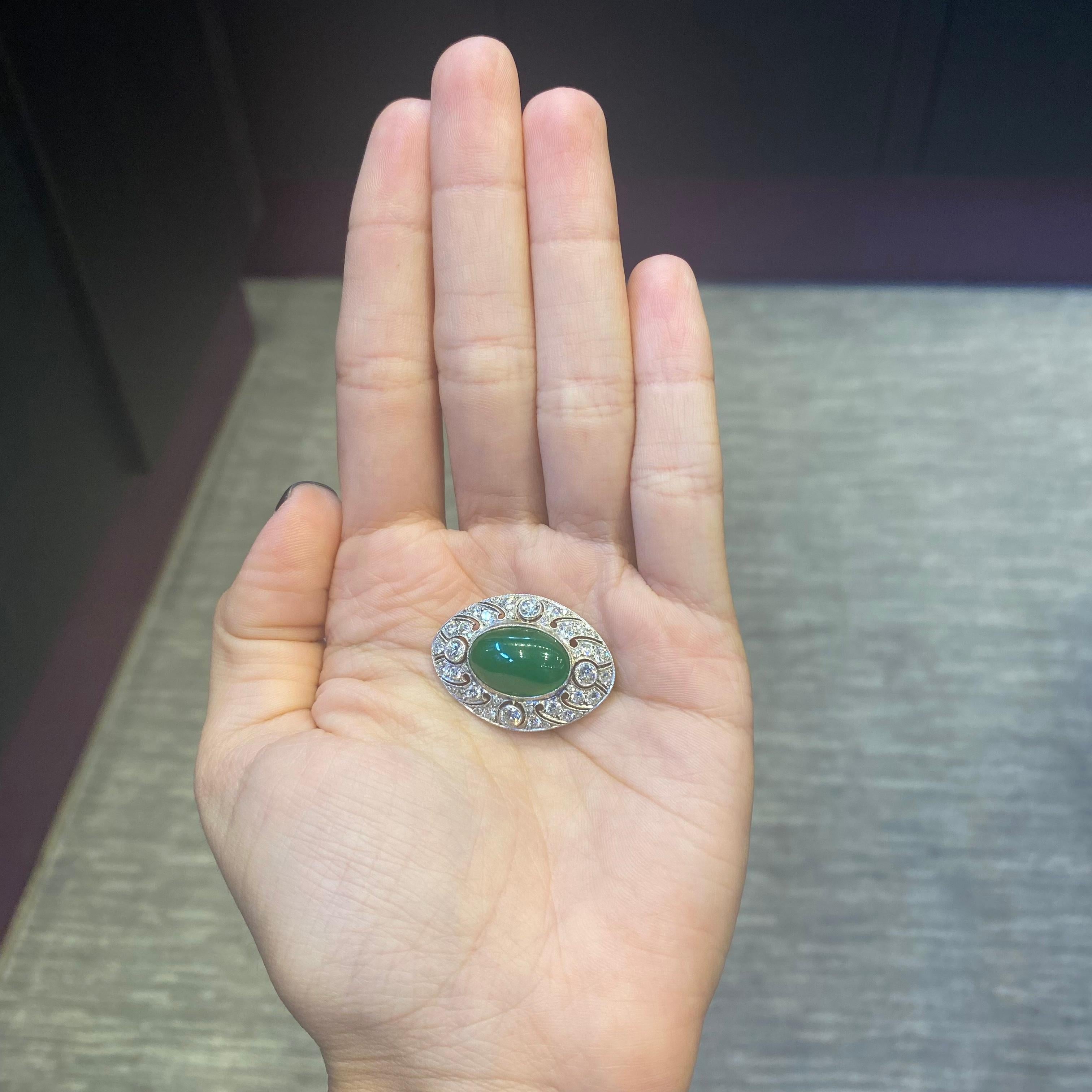 Taille cabochon Broche Art déco en jade et diamants certifiés en vente