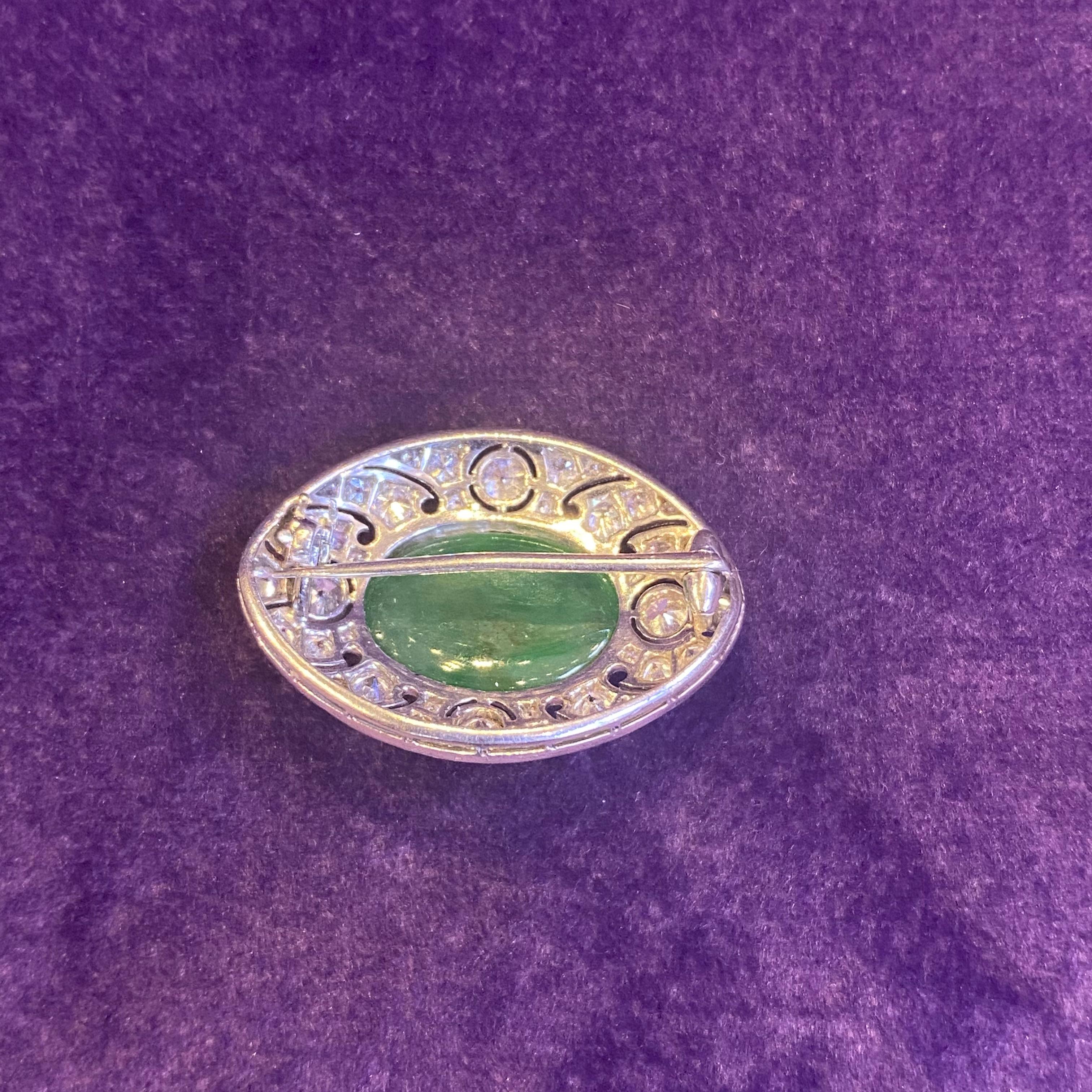 Art Deco zertifizierte Brosche aus Jade und Diamanten (Cabochon) im Angebot