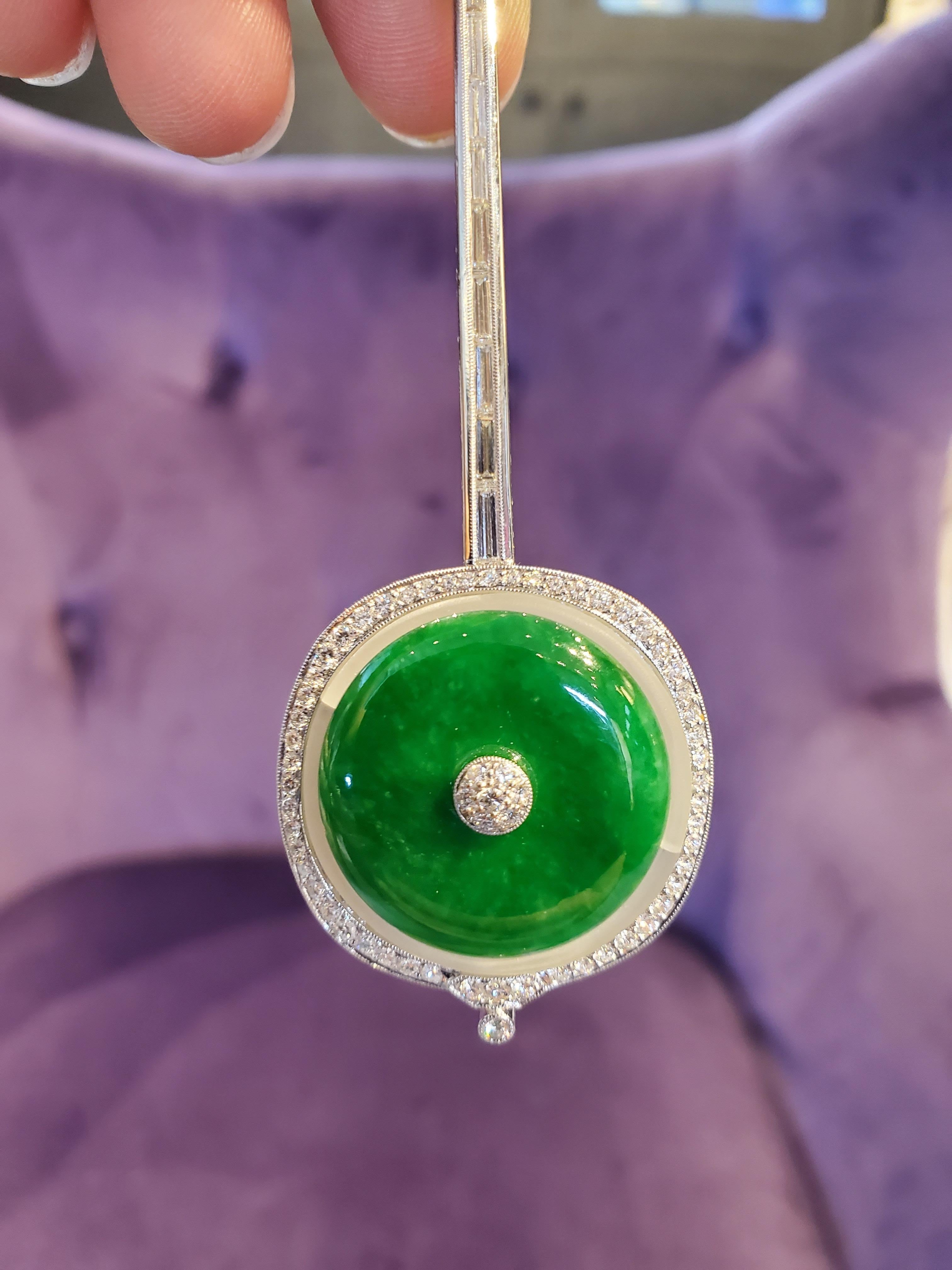 Daruanische Brosche aus zertifizierter Jade und Diamant im Art déco-Stil (Rundschliff) im Angebot
