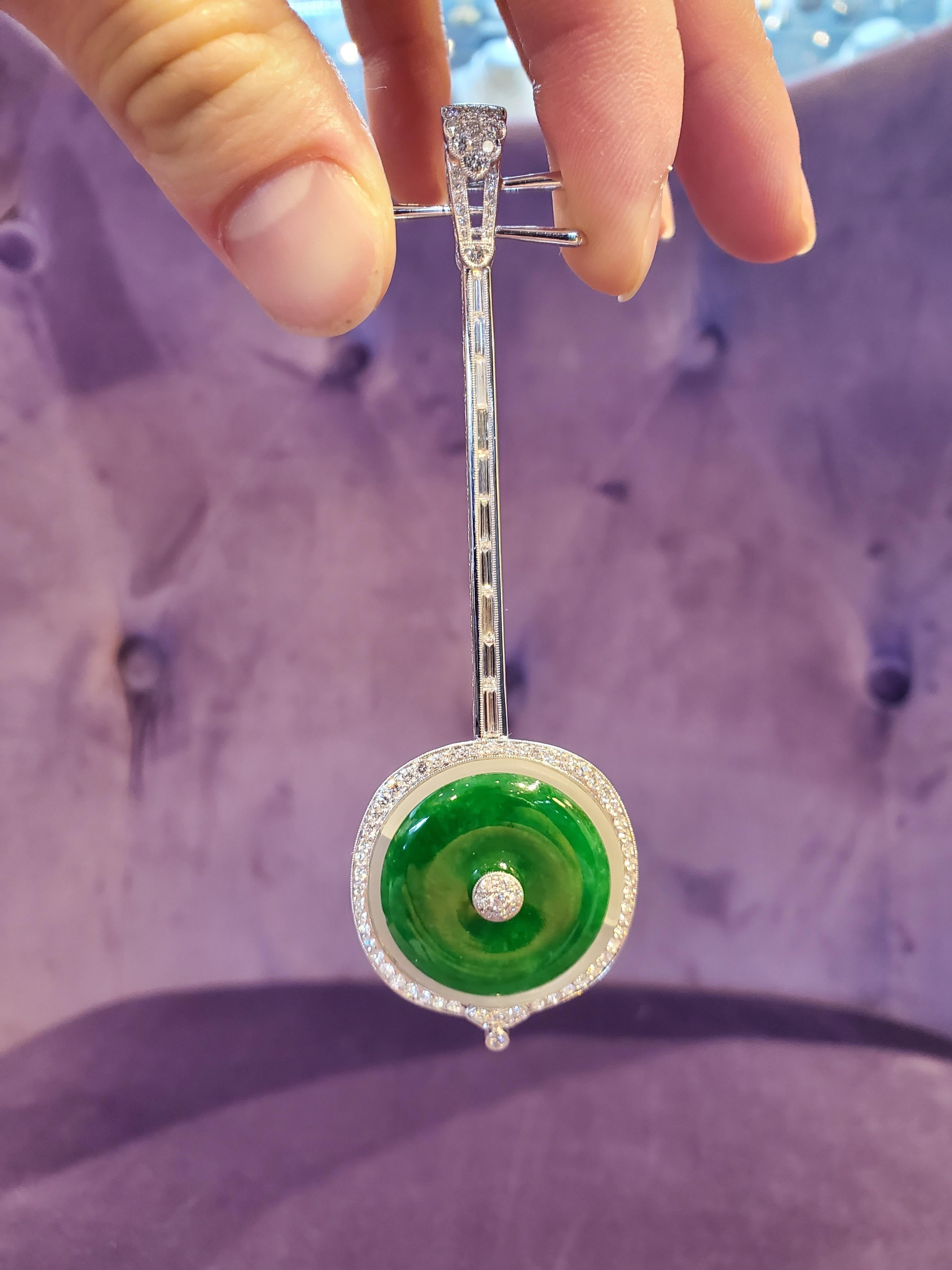 Broche Daruan Art Déco en jade certifié et diamants Unisexe en vente