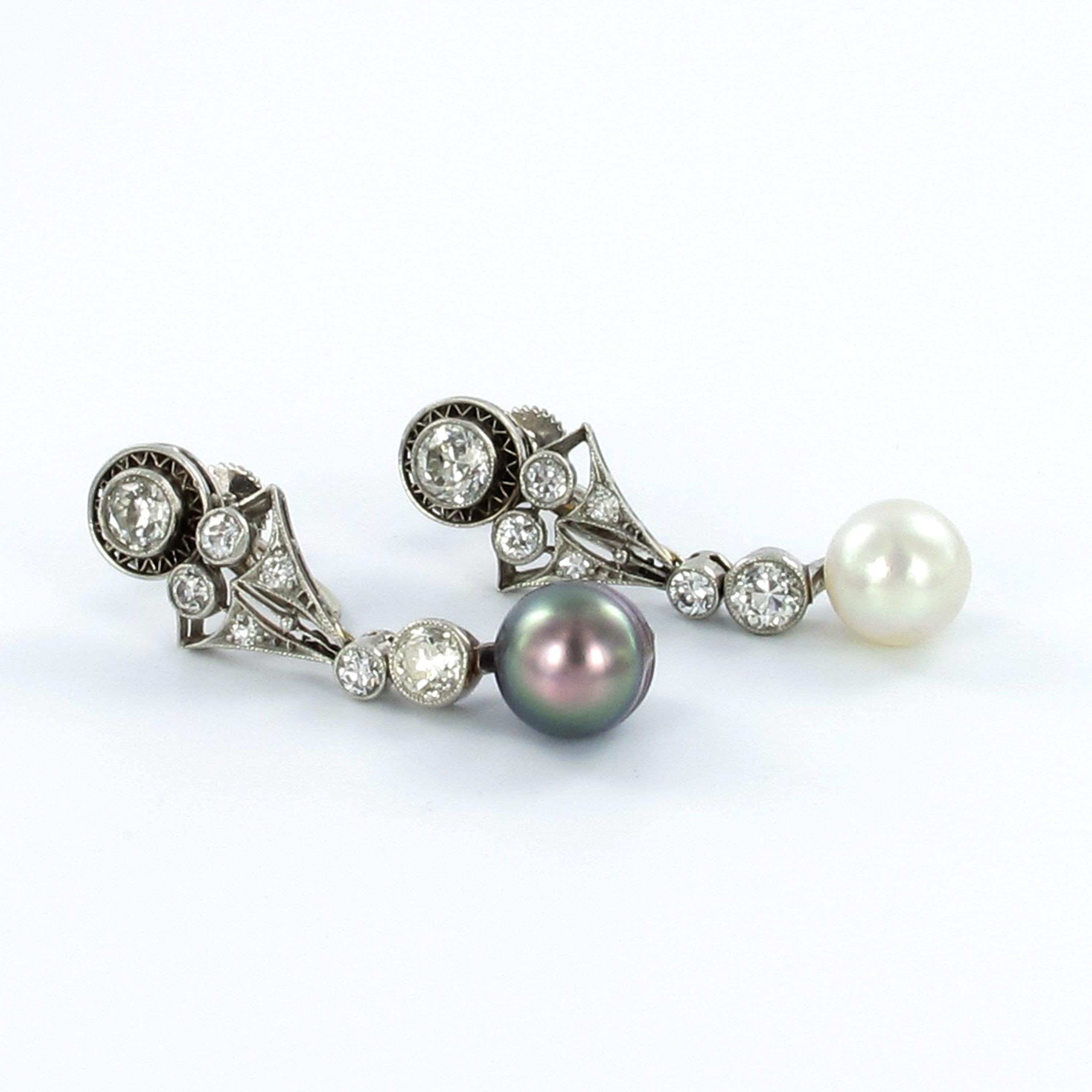Beautiful Art Déco drop earrings in platinum 950. The jewel is set with one white and one gray natural saltwater pearl. The pearls are certified by Gübelin Gem Lab. Diameters of the pearls are 7.7 and 7.8 mm.
The earrings are further set with 14 old