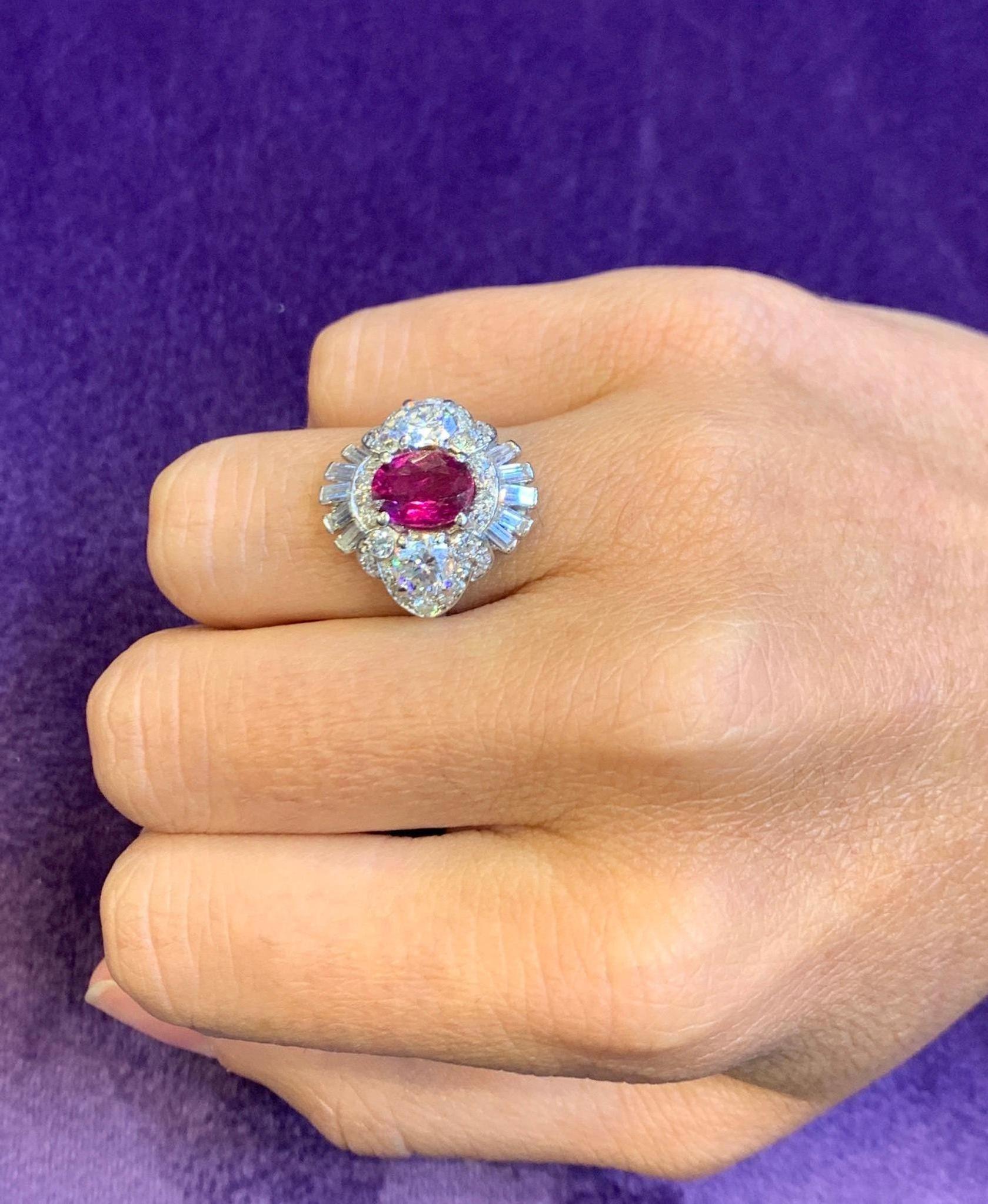 Taille ovale Bague Art déco en rubis et diamants de taille ovale certifiés  en vente