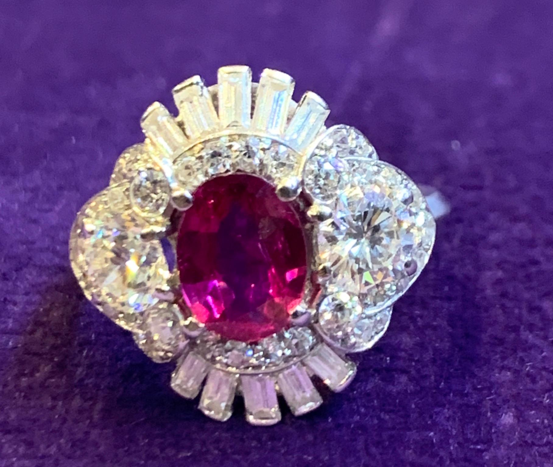 Bague Art déco en rubis et diamants de taille ovale certifiés  Excellent état - En vente à New York, NY