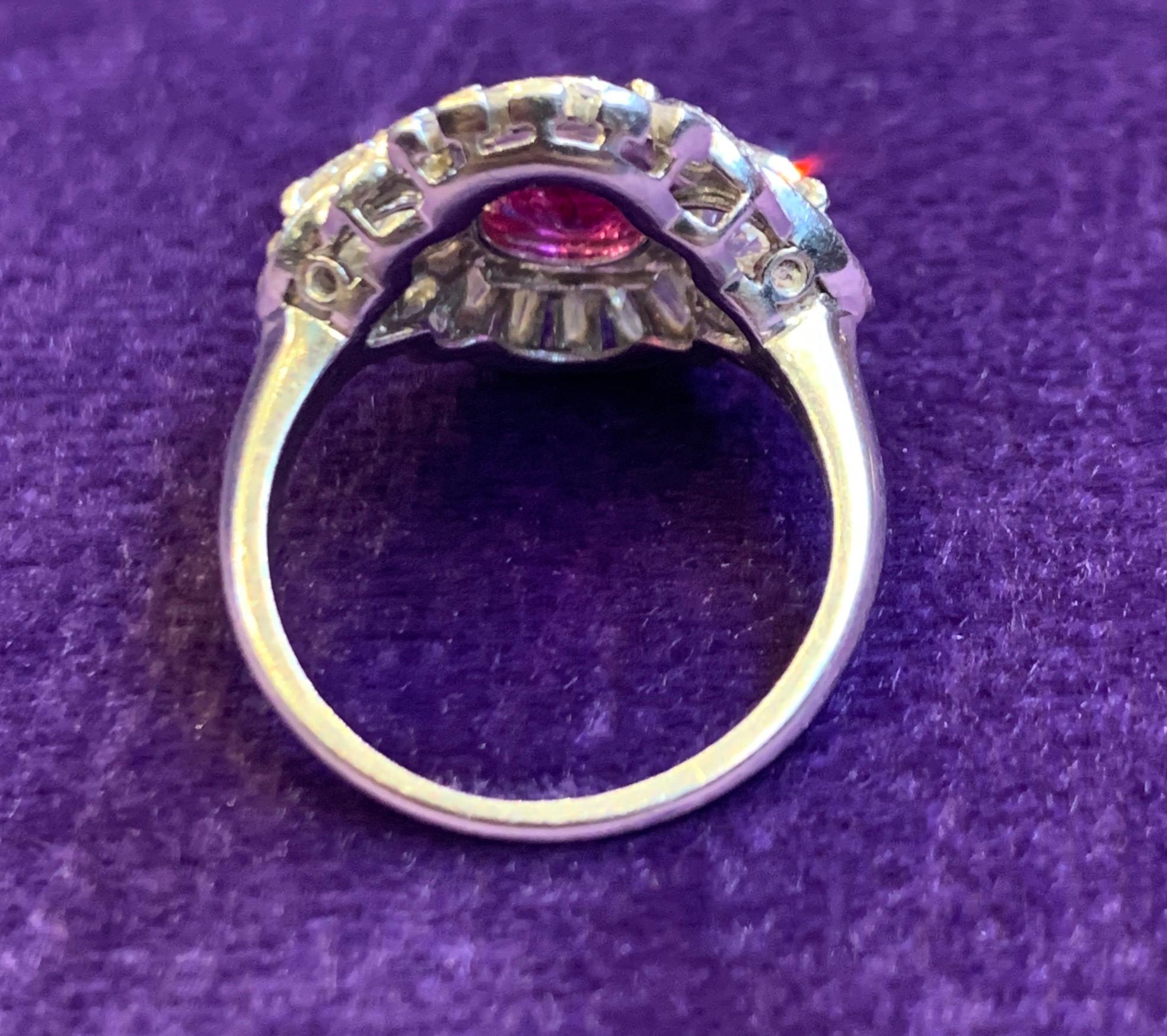 Bague Art déco en rubis et diamants de taille ovale certifiés  Pour femmes en vente