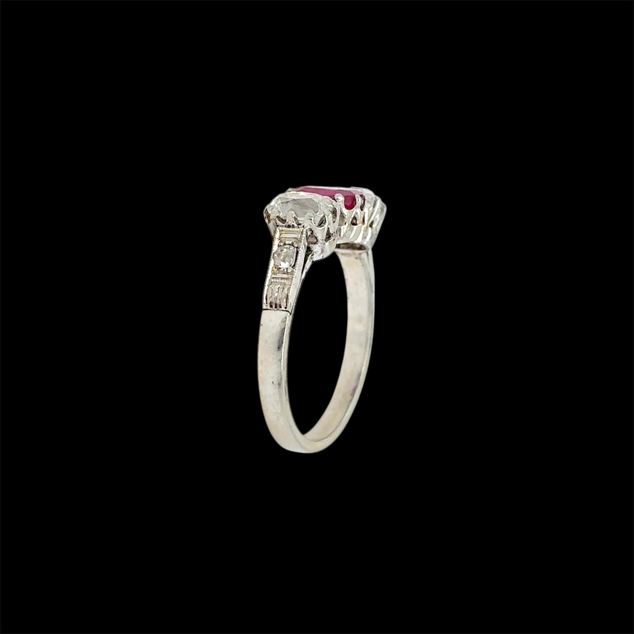 Anello d'oro con diamante e rubino birmano non riscaldato certificato Art Deco In condizioni ottime in vendita a Napoli, NA