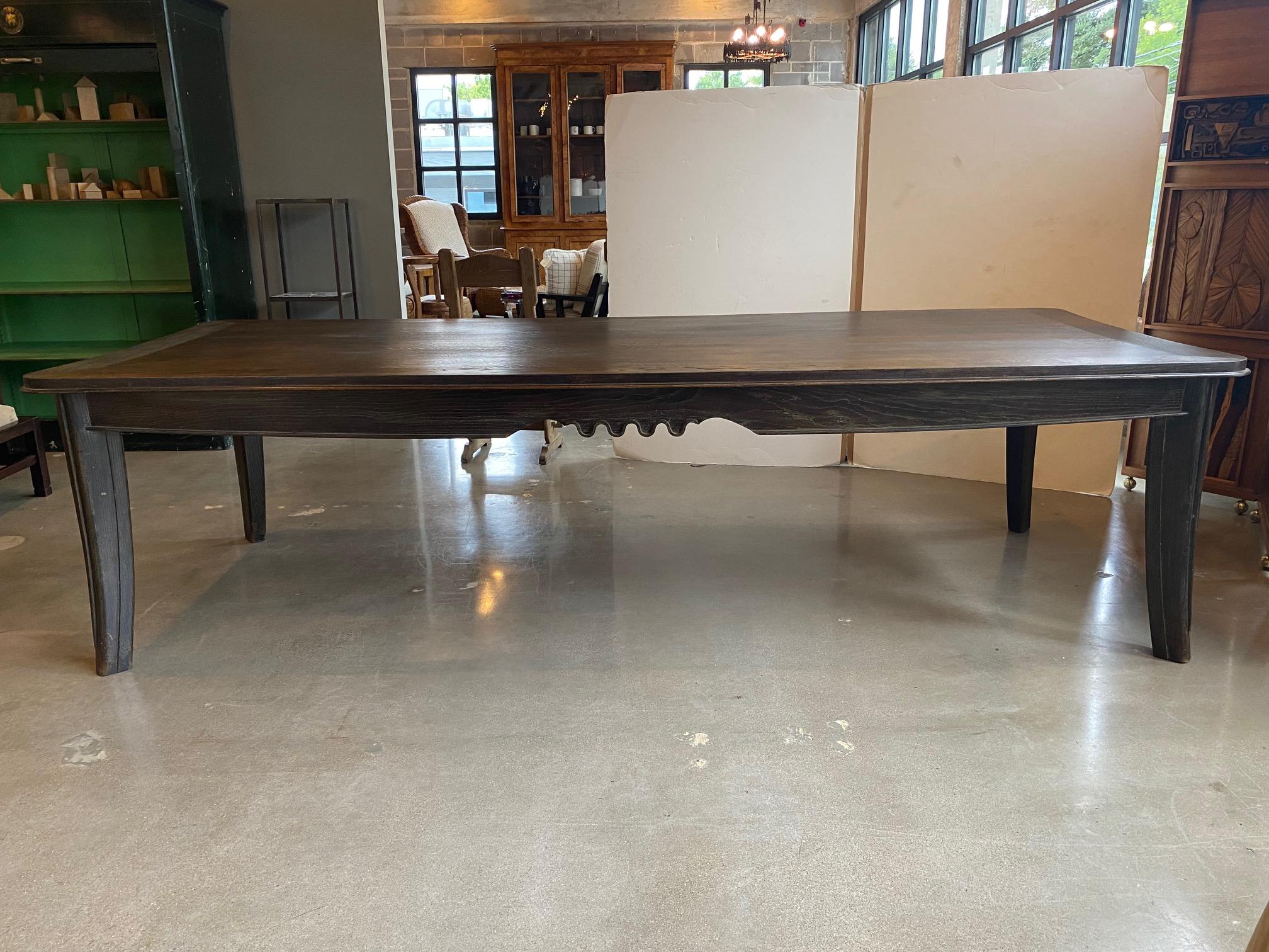 Mesa de comedor Art Decó de roble cerusado de impresionante escala.  La amplia encimera se apoya en cuatro patas de sable con un generoso delantal decorativo.  Al estilo del diseñador francés Louis Majorelle.  Construcción de roble macizo con