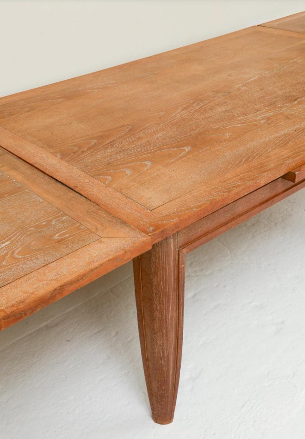 Magnifique table de salle à manger française cérusée. Il peut accueillir facilement 10 personnes. Très bon état, comme le montrent les photos. Des lignes épurées, modernes et vintage.

Même époque que : Ruhlmann, Jean Dunand, Maurice Dufrene,