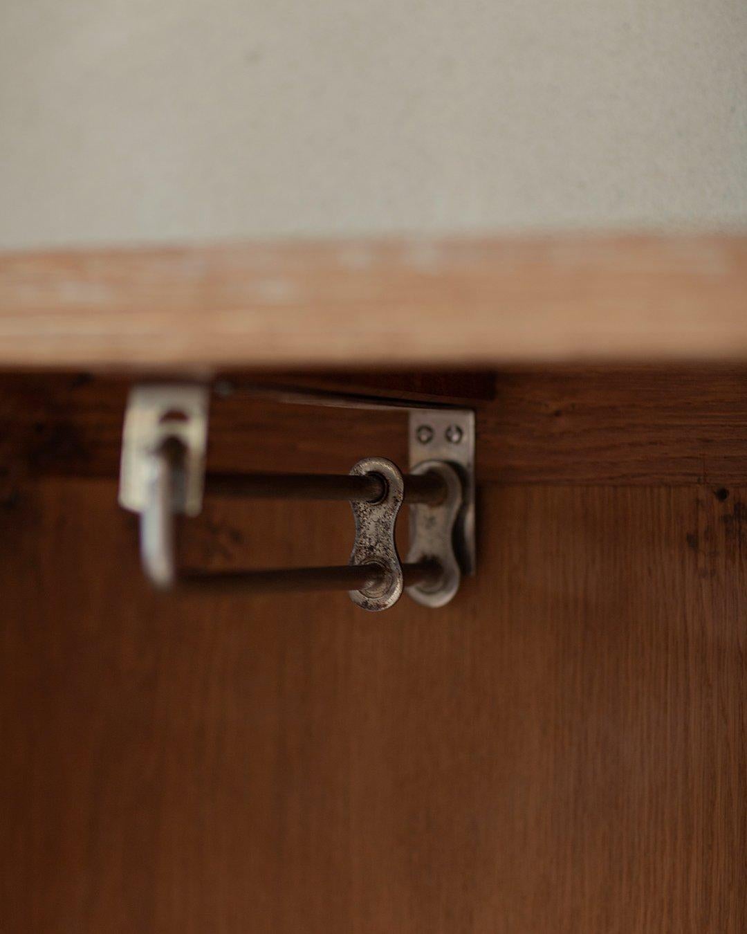 Art Deco - Cerused Oak Wardrobe Attributed to the work of Jacques Adnet In Good Condition For Sale In Hasselt, VLI