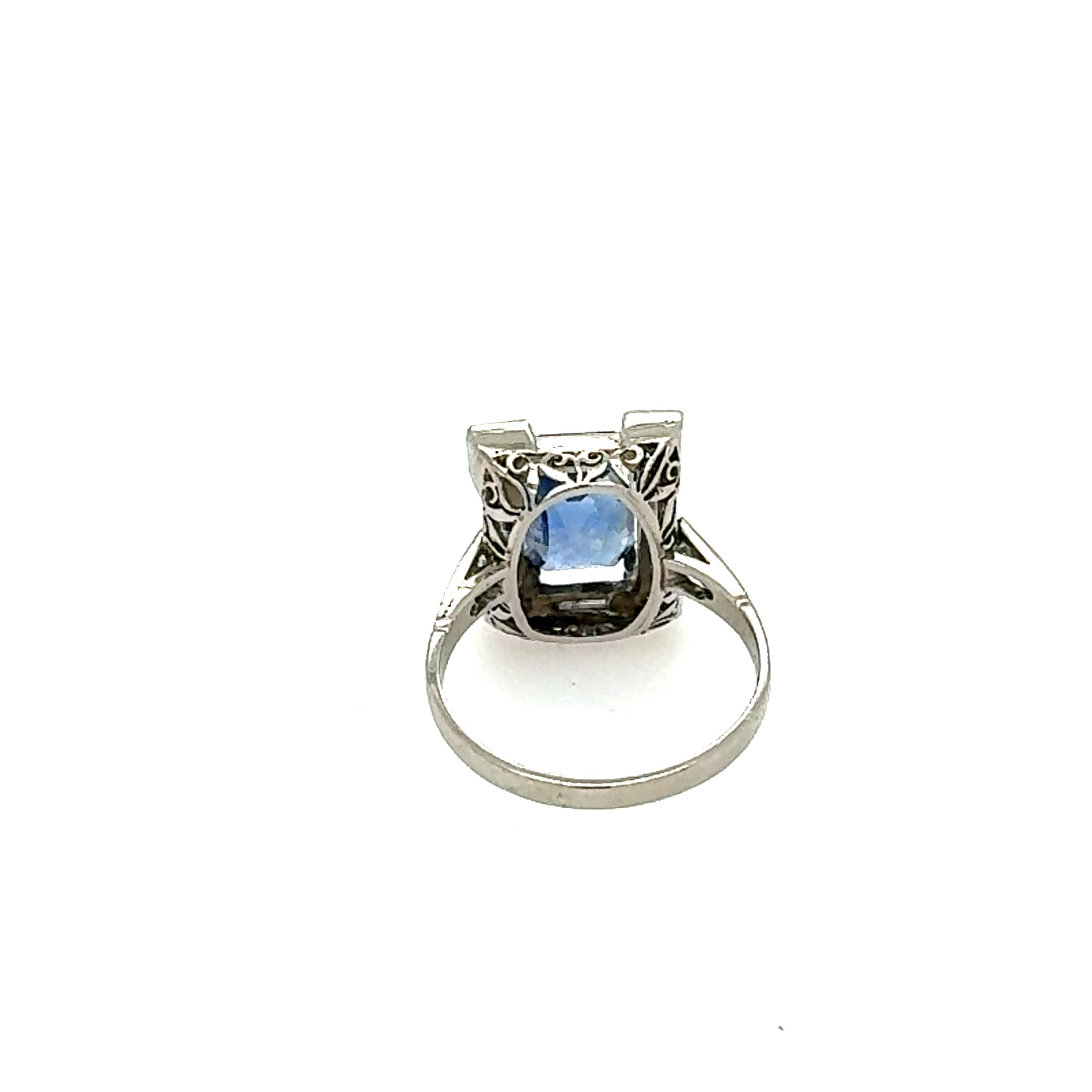 Art Deco Ceylon Blue Sapphire Ring with Baguette and Round Diamonds In Good Condition For Sale In New Orleans, LA