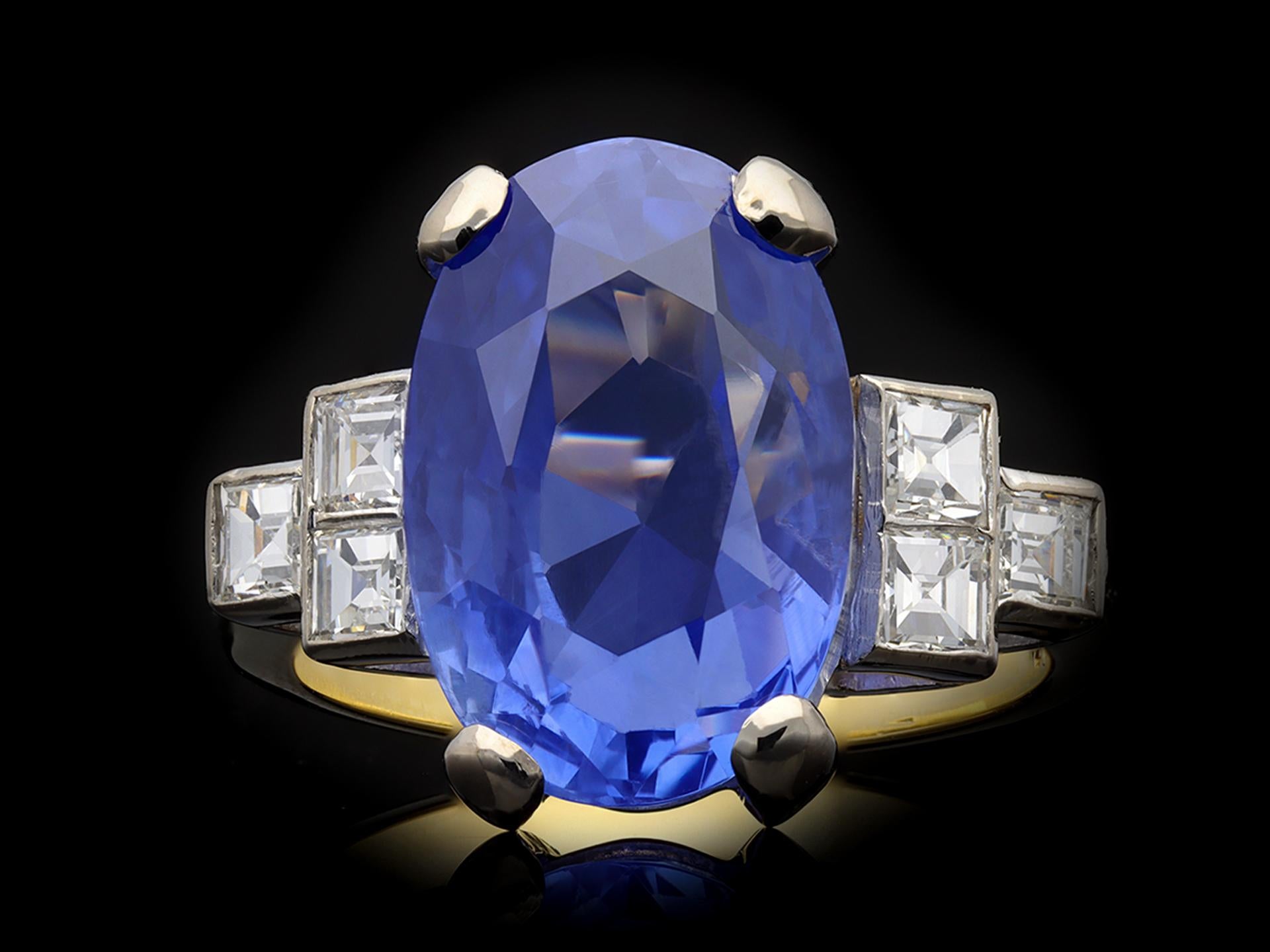 Art Deco Ceylon Sapphire and Diamond Flanked Solitaire Ring, circa 1920 In Good Condition For Sale In London, GB