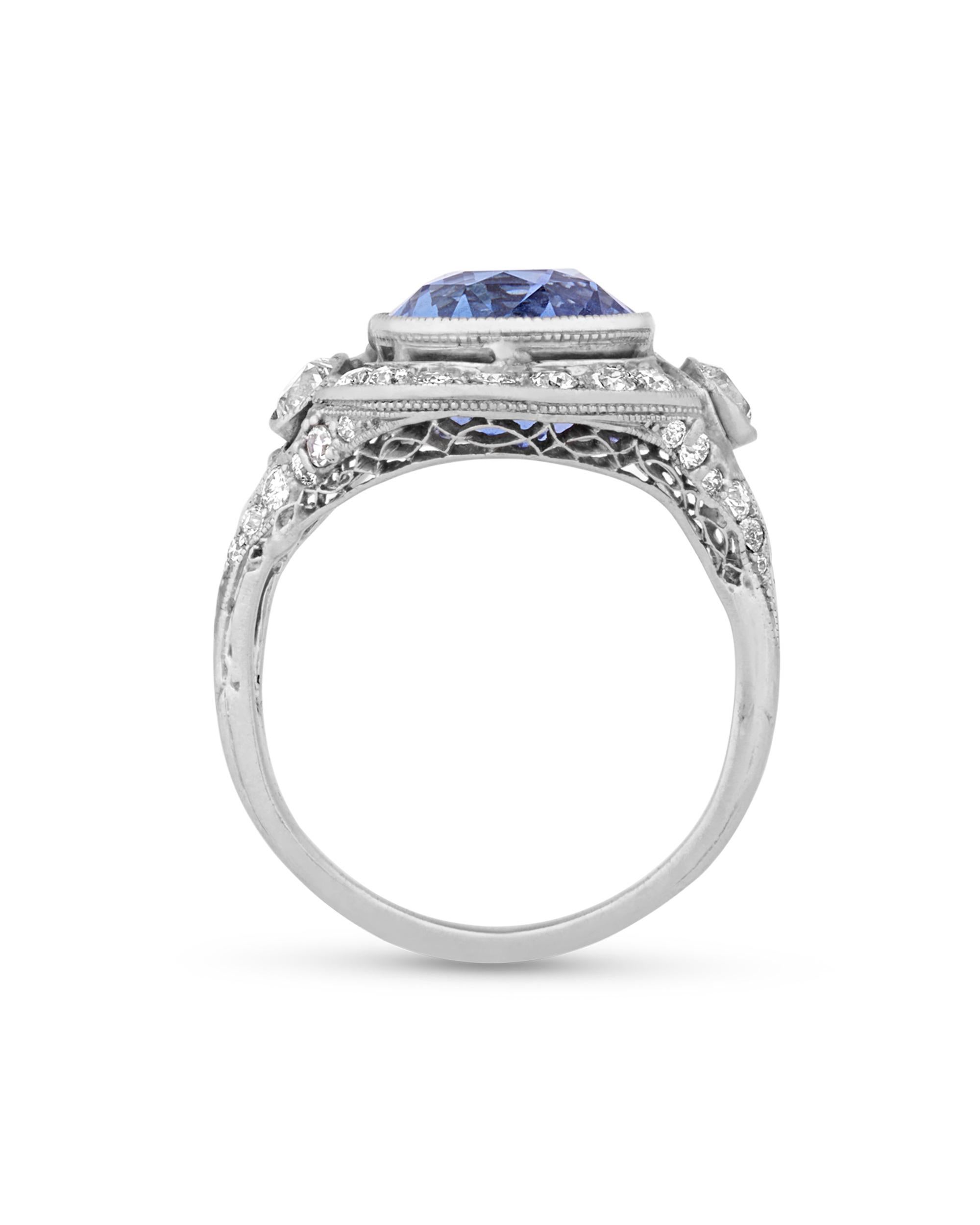 Dieser exquisite Ring aus der Zeit des Art déco präsentiert einen 9,50-karätigen blauen Ceylon-Saphir, der für seinen tiefen, samtigen Blauton berühmt ist, der durch das Fehlen einer Wärmebehandlung - eine Seltenheit unter den Saphiren - noch