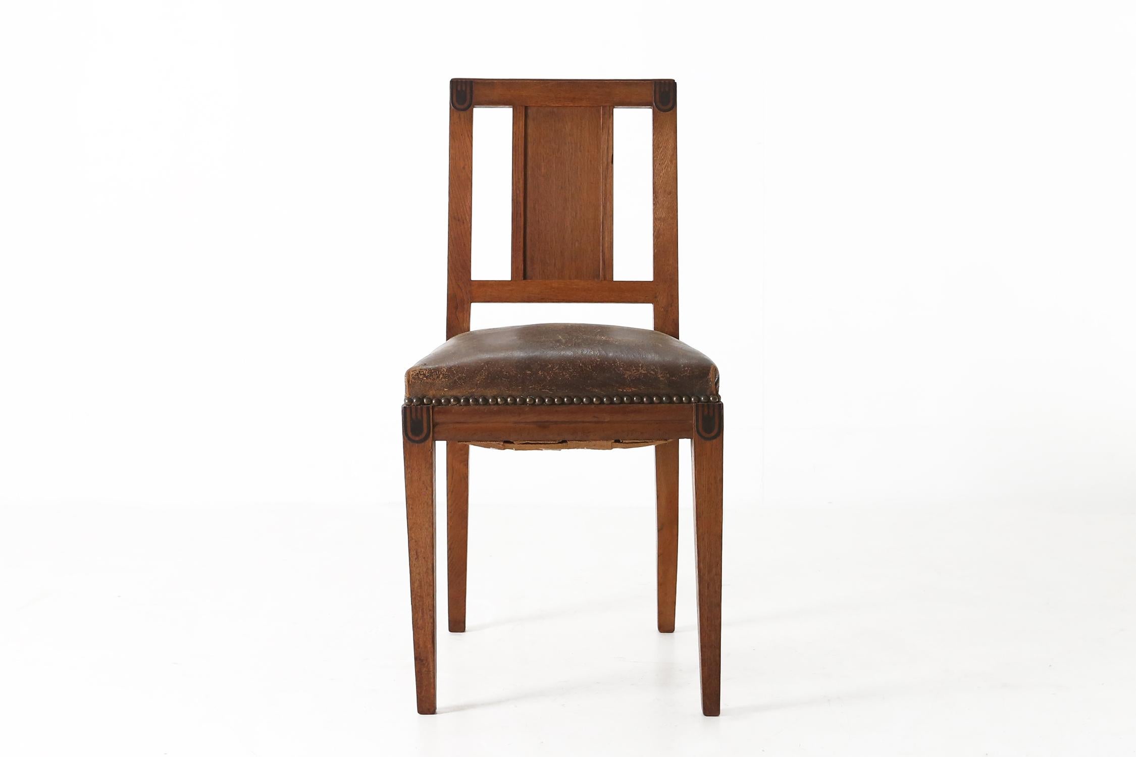 Art-Déco-Stuhl des französischen Designers Maurice Dufrene
für die Internationale Ausstellung für moderne Kunst und Industrie 1925 in Paris.
Hergestellt aus Eiche und Leder.

Dufrene ist einer der bedeutendsten Designer des Art déco. Er