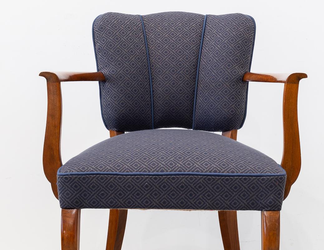 With a simple and elegant design this pair of chairs in upholstered beechwood is blue tones are a decorative element that brings style to any room.
Reupholstered and restored.
Dimensions: 85 x 47 x 41 cm.