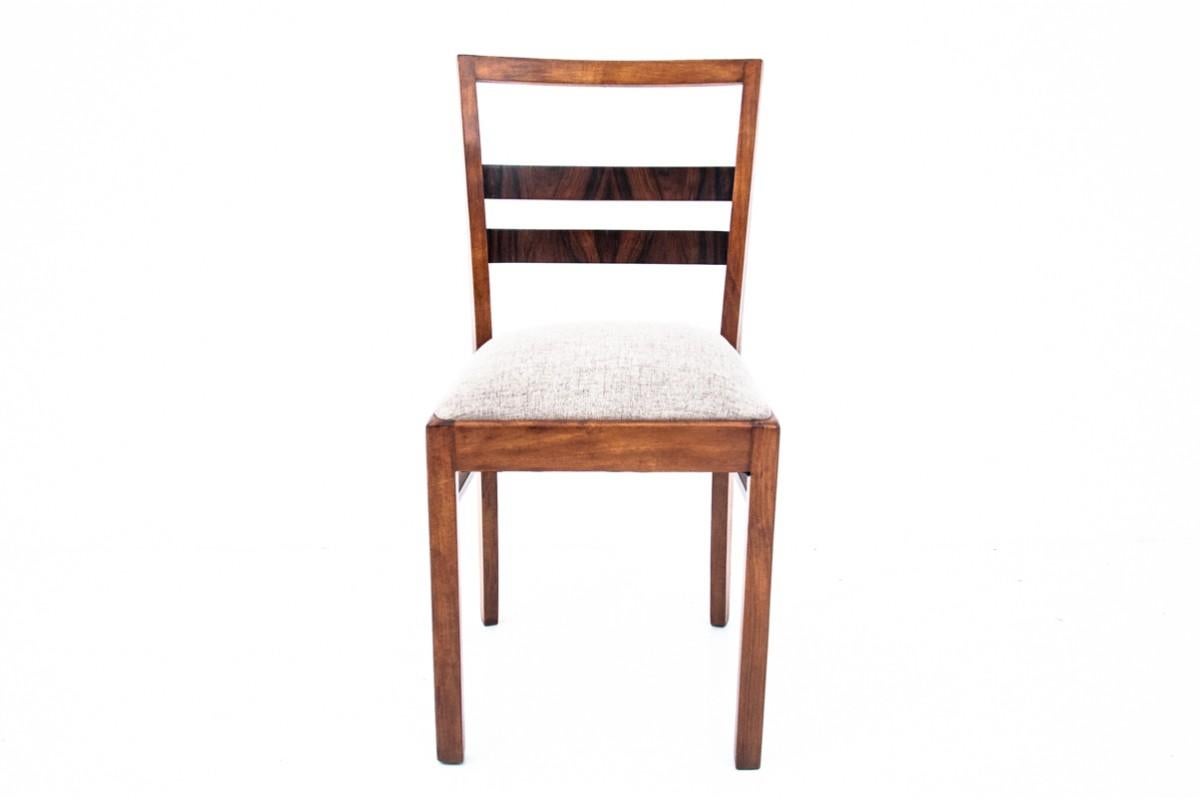 Art-Déco-Stuhl aus den 1930er Jahren.

Die Möbel sind nach einer professionellen Renovierung in einem sehr guten Zustand. Der Sitz ist mit neuem Stoff bezogen.

Abmessungen: Höhe 86 cm / Sitzhöhe. 45 cm / Breite 41 cm / Tiefe 48 cm
