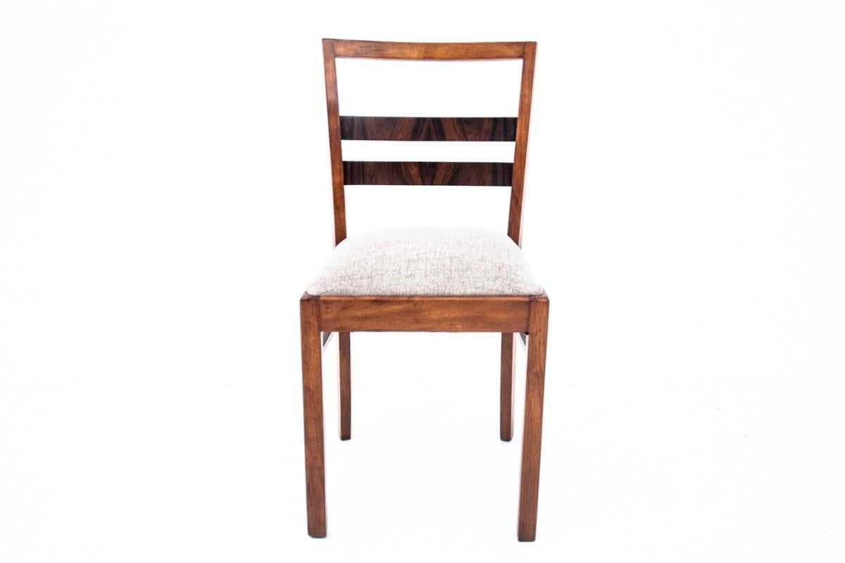 Sedia Art Déco degli anni '30.

L'arredamento è in ottime condizioni, dopo una ristrutturazione professionale. Il sedile è rivestito con un nuovo tessuto.

Dimensioni: altezza 86 cm / altezza seduta. 45 cm / larghezza 41 cm / profondità 48 cm