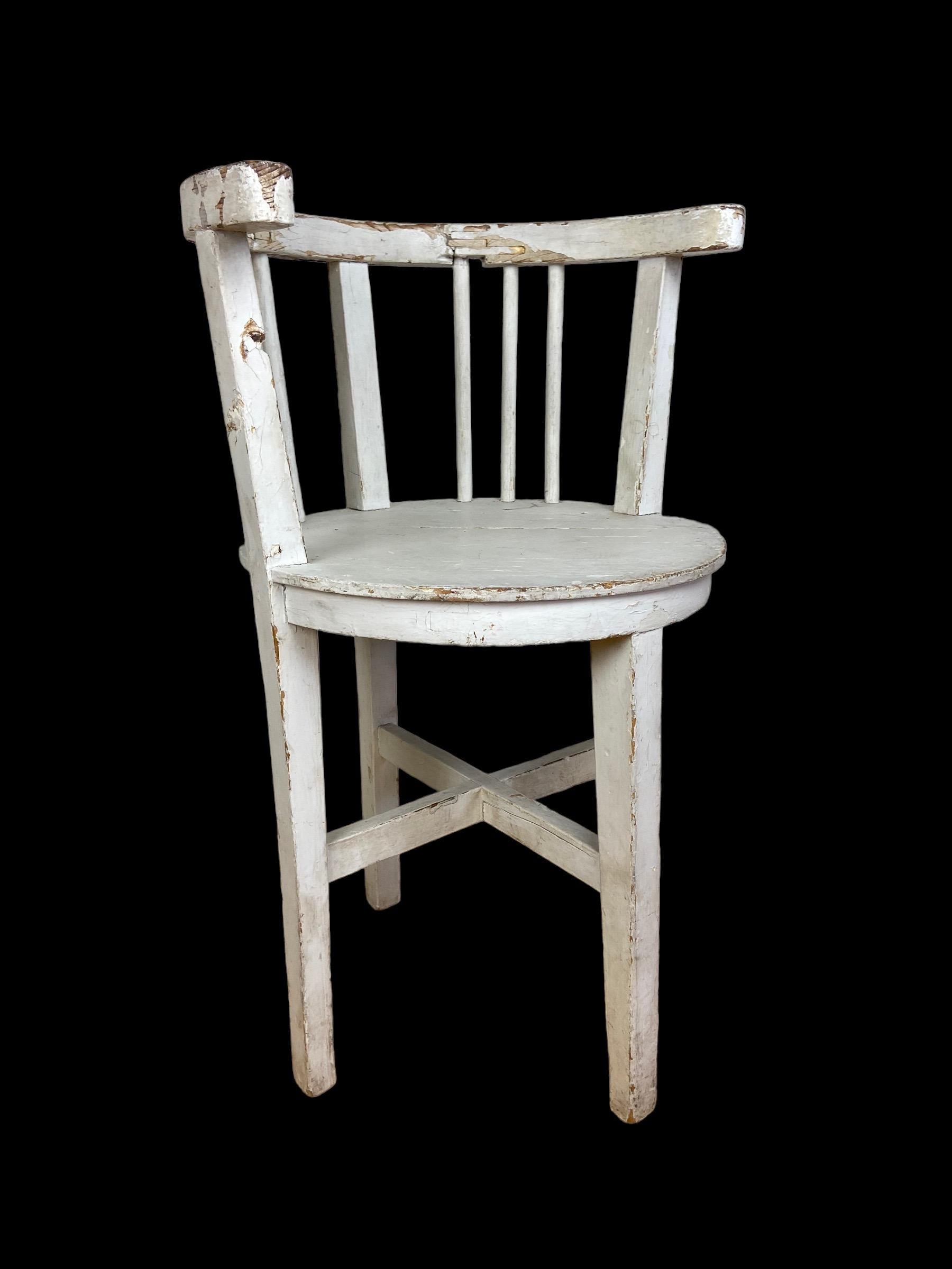 Weißer Art-Déco-Stuhl aus Frankreich. Hergestellt in den 1930er Jahren.

Sitzhöhe 49 cm Höhe 77 cm Durchmesser 43 cm.
