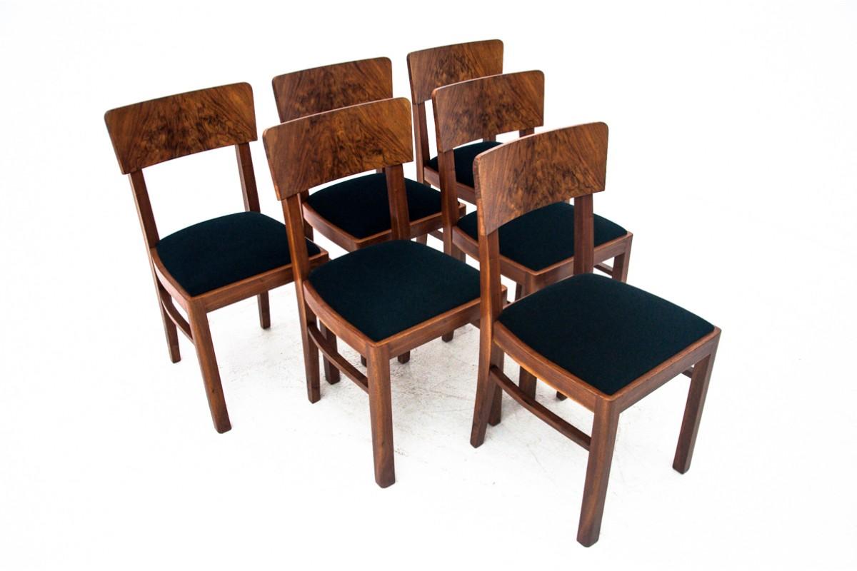 A set of six dining chairs in the Art Deco style.

Made of walnut wood. The chairs are renovated, the upholstery has been replaced with black velvet fabric.

Made in Poland in the 1940s

Very good condition

height 84cm, width 41cm, depth 47cm

seat
