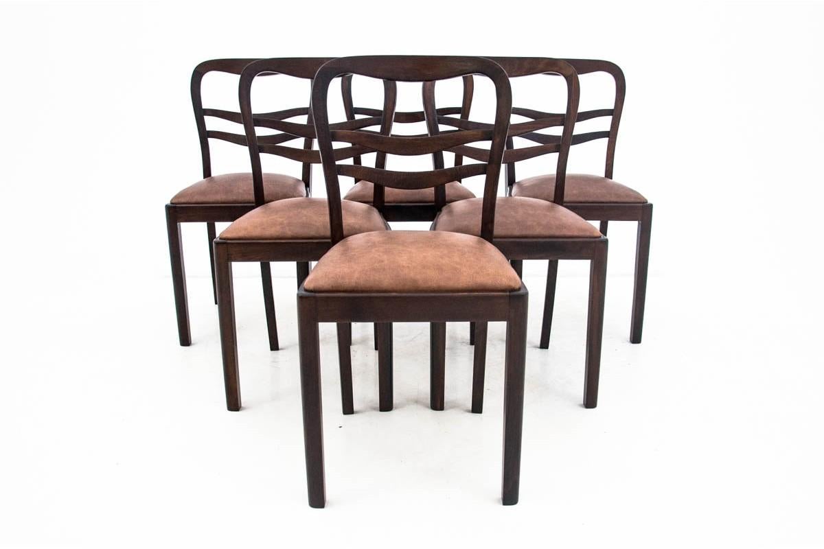  6 chaises. Meubles en très bon état, après une rénovation professionnelle.

Les fauteuils sont en cuir neuf.

Dimensions :

Hauteur des chaises 88 cm, hauteur du siège 45 cm, largeur 44 cm, profondeur. 50 cm