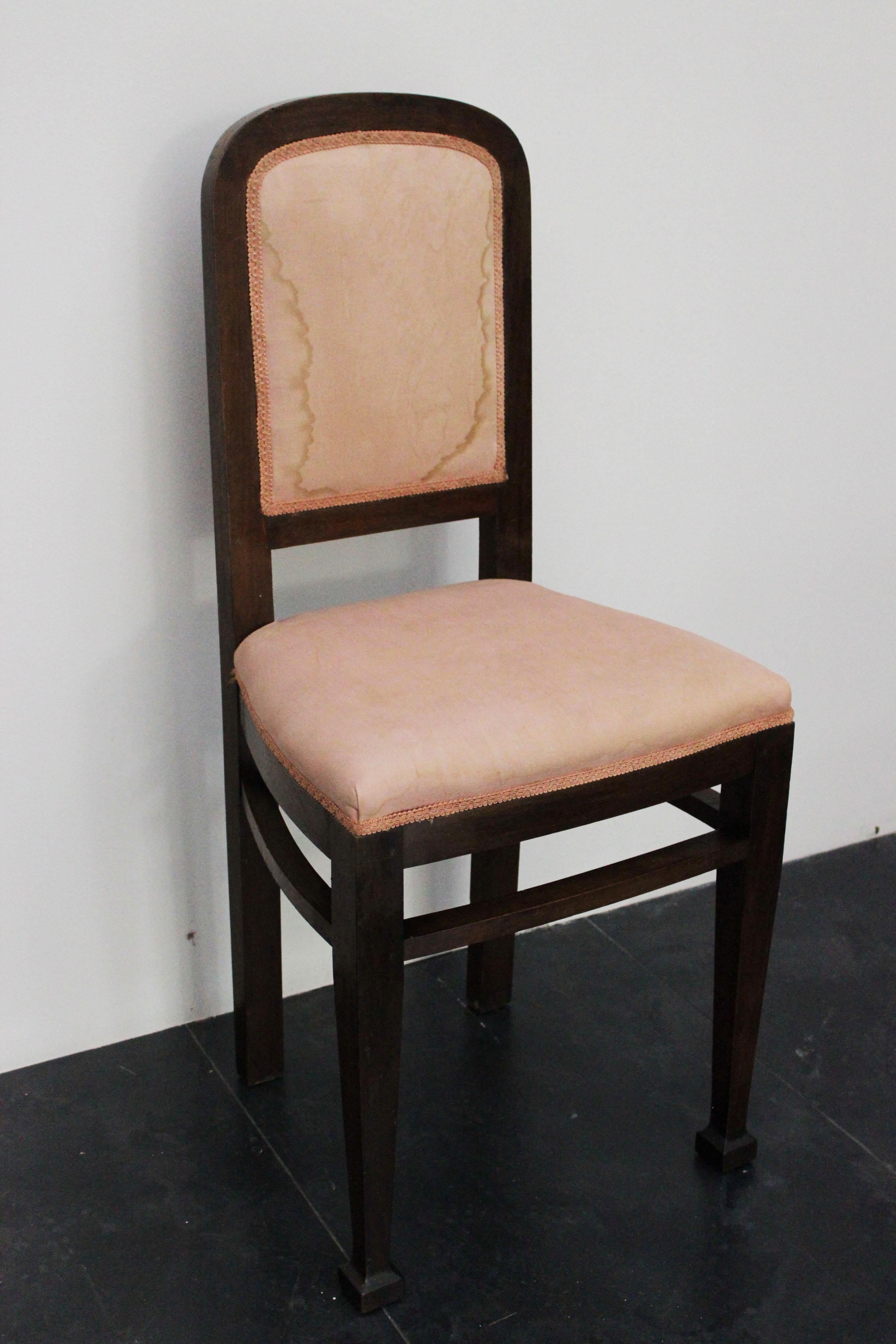 2 Art-Deco-Stühle aus Nussbaumholz, Defekt in der Seidenpolsterung.
Die Verpackung mit Luftpolsterfolie und Kartonagen ist inbegriffen. Wenn die hölzerne Verpackung benötigt wird (begast Kisten oder Kisten) für US und internationalen Versand, ist es