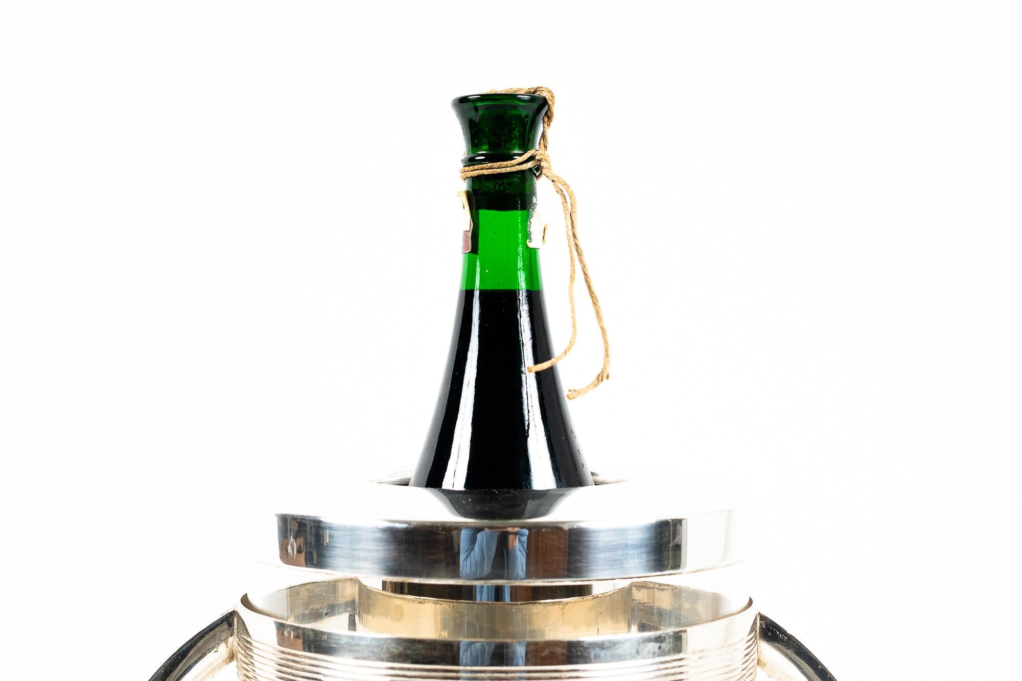 Art Deco champagne silver-plated alpaca bucket Vienna around 1920
Diameter without handles: 19cm
Diameter with the handles: 28cm
The maximum width for a bottle is: 9,3cm ( 3,66 in )
Original condition
(The bottle is only for the photoshoot and