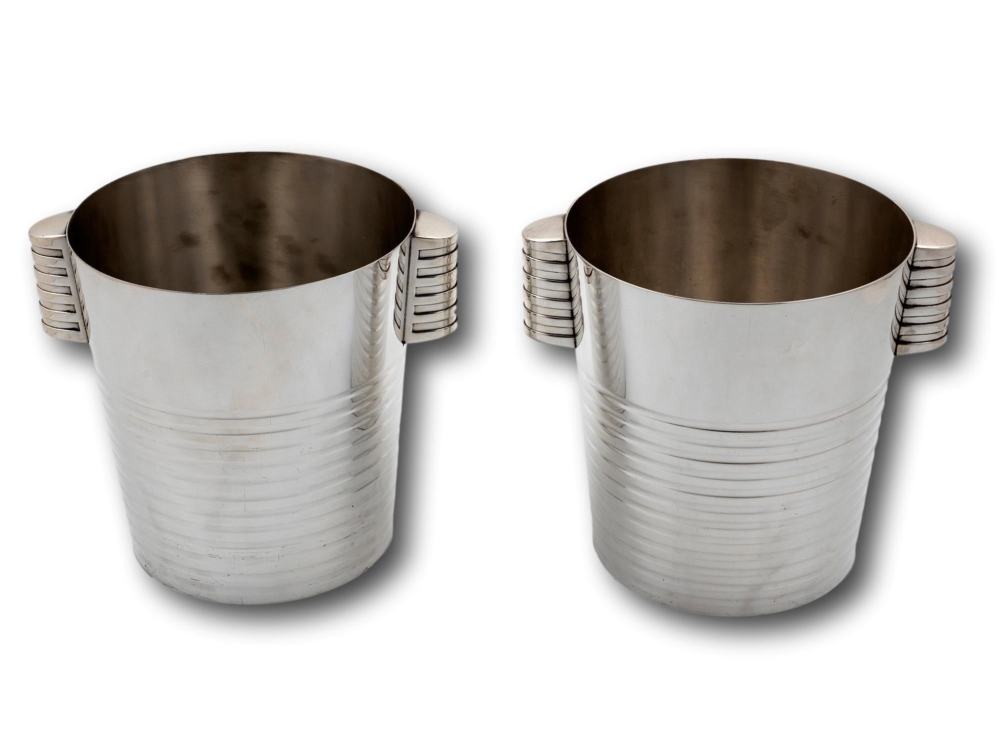 Produit Luc Lanel pour Christofle

Dans notre collection Barware, nous avons le plaisir de vous proposer cette paire de seaux à champagne Art Déco 'Undulations' par Luc Lanel pour Christofle. La paire de forme effilée avec des corps fortement