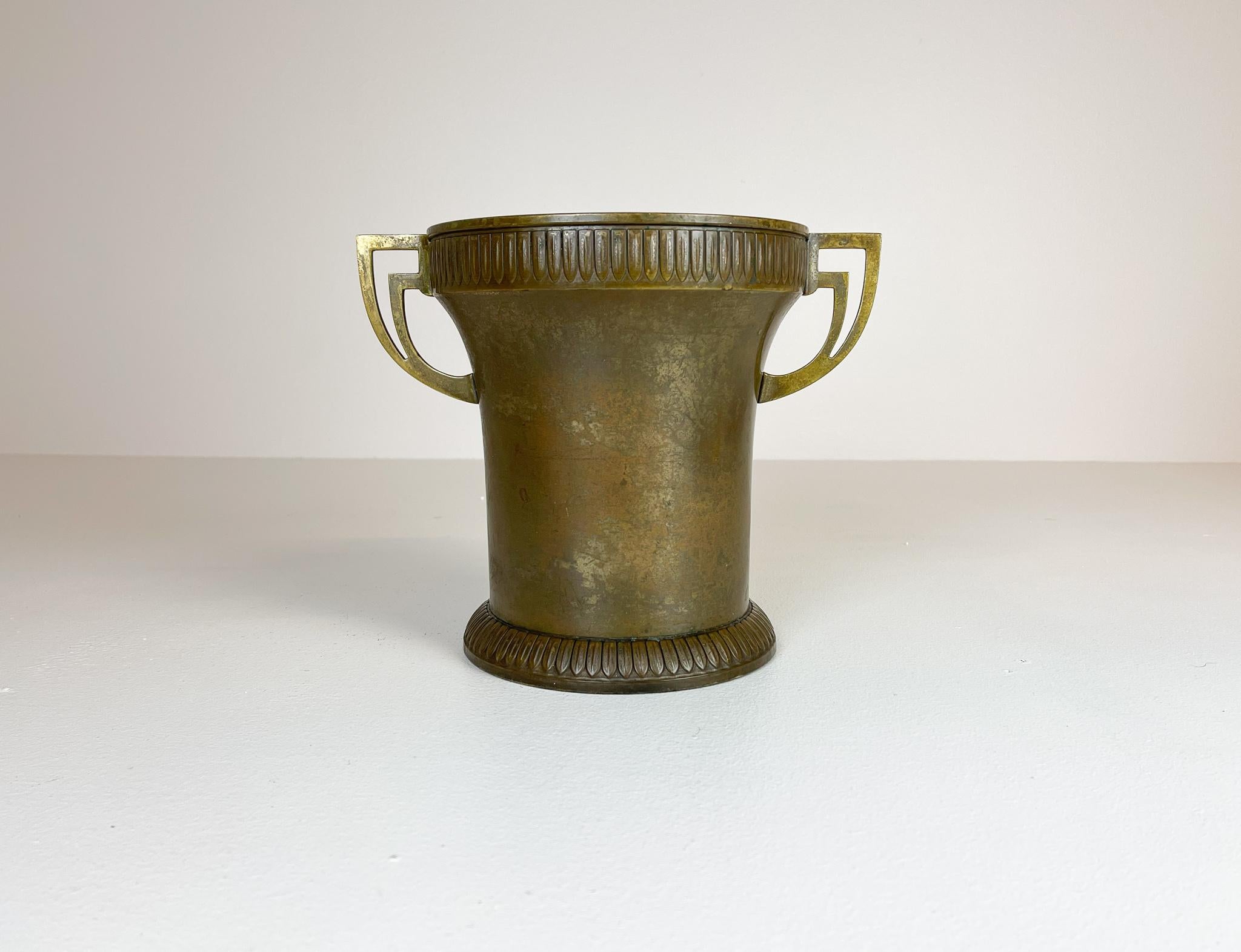 This champagne cooler is made in copper and brass. The piece has a genuinely nice relief pattern and is crafted by hand.

Good vintage condition with sing of wear and annealing. 


Measure: H 23, D 27 cm.
  