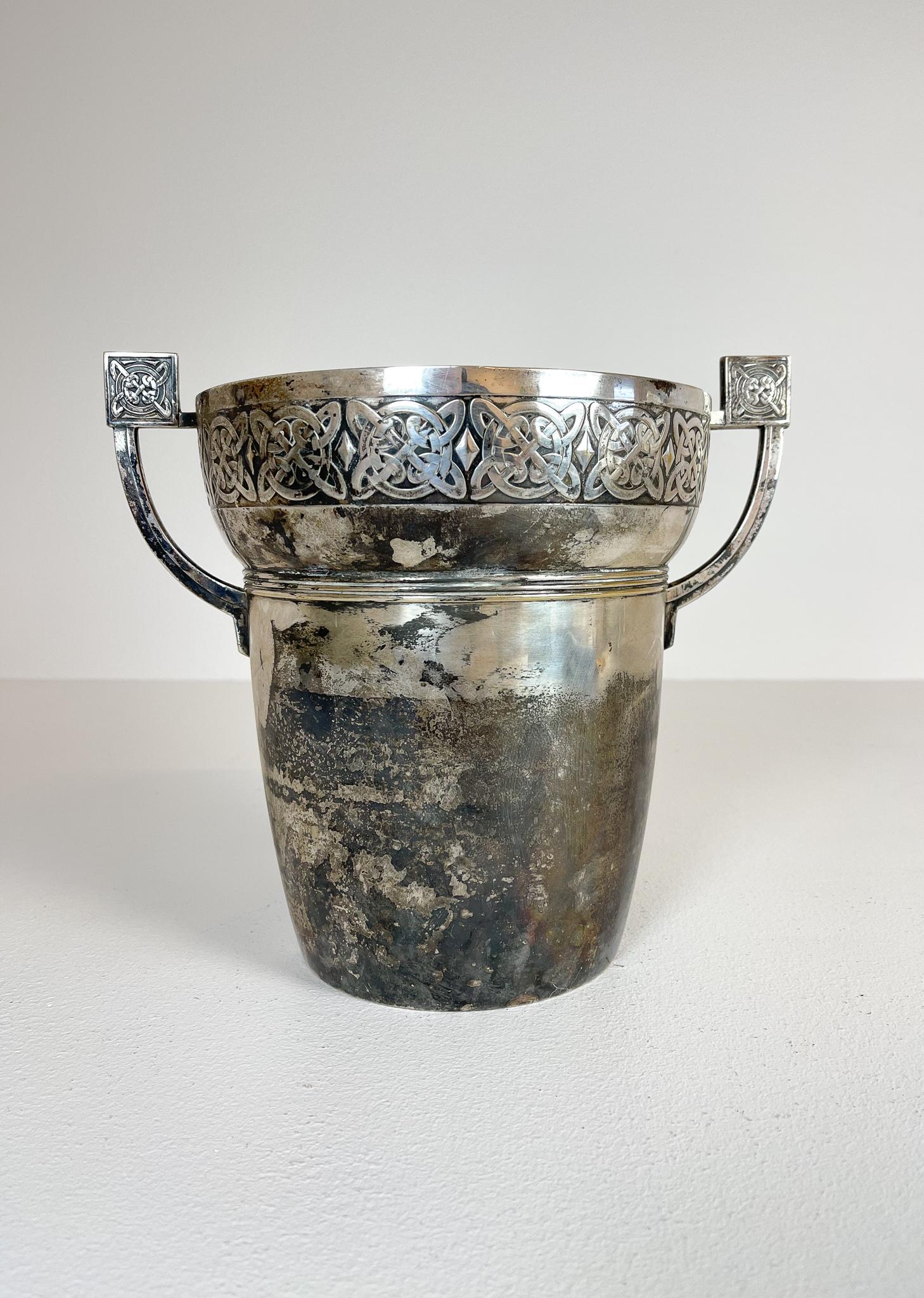 Metallo Raffreddatore di champagne Art Deco a rilievo Svezia, anni '30 in vendita