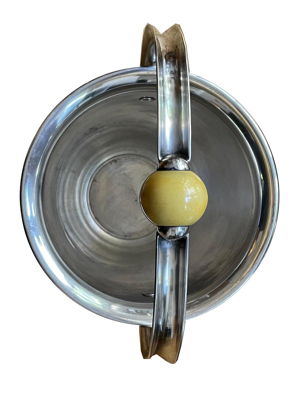 Art Deco Sektkühler der Firma WMF
Ein großer Art-Déco-Sektkühler von WMF aus den 1930er Jahren. Ein Sammlerstück mit hohem Wiedererkennungswert, das aus Metall gefertigt wurde. Hier sind einige zusätzliche Details und Überlegungen zu einem solchen