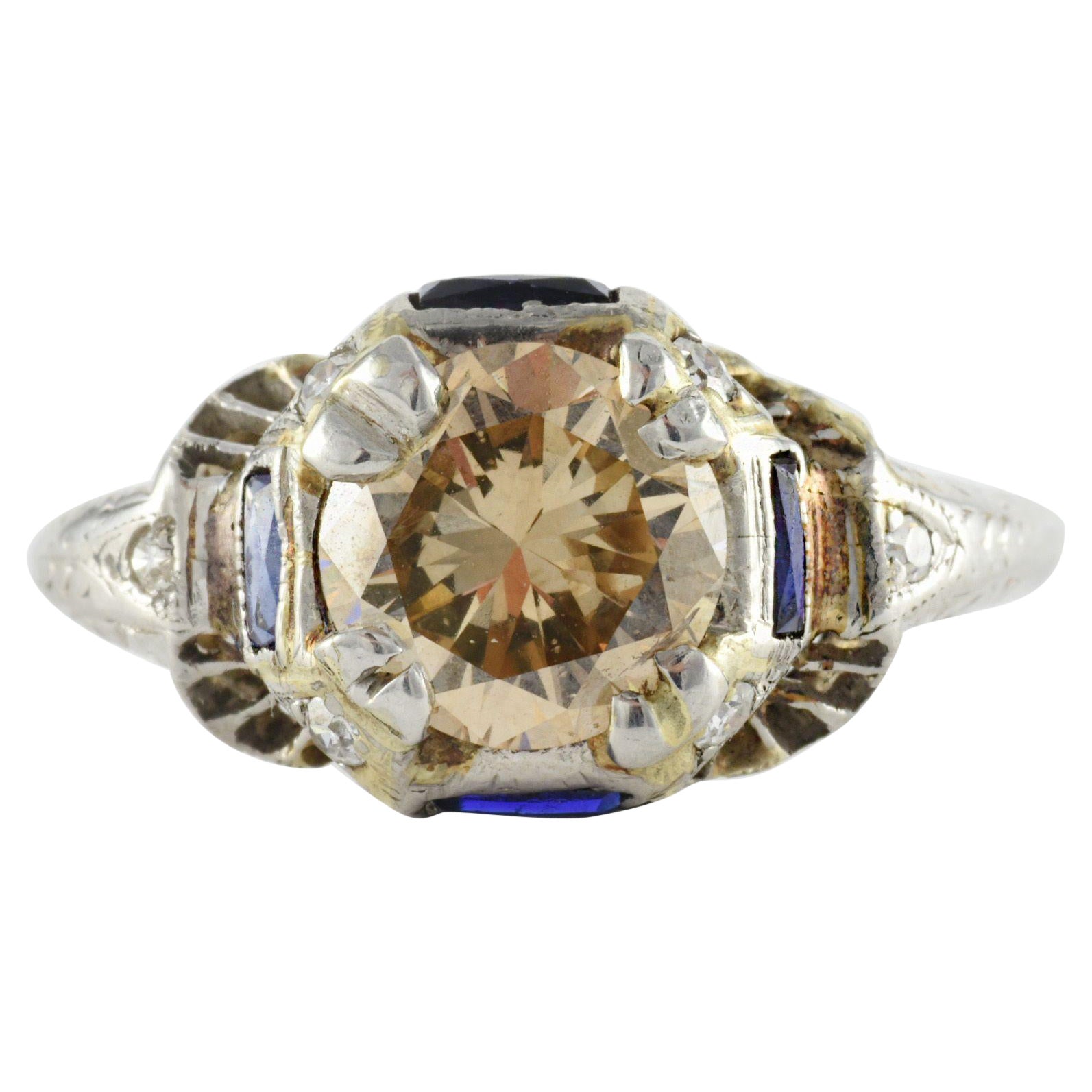 Bague Art déco champagne en diamants et saphirs bleus en vente
