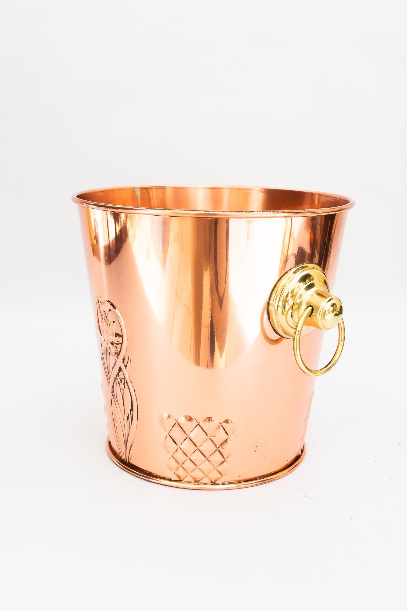 Art Deco Sekt- oder Weinkühler Kupfer-Messing-Wien um 1920er Jahre
Kombination aus Messing und Kupfer
Poliert und emailliert