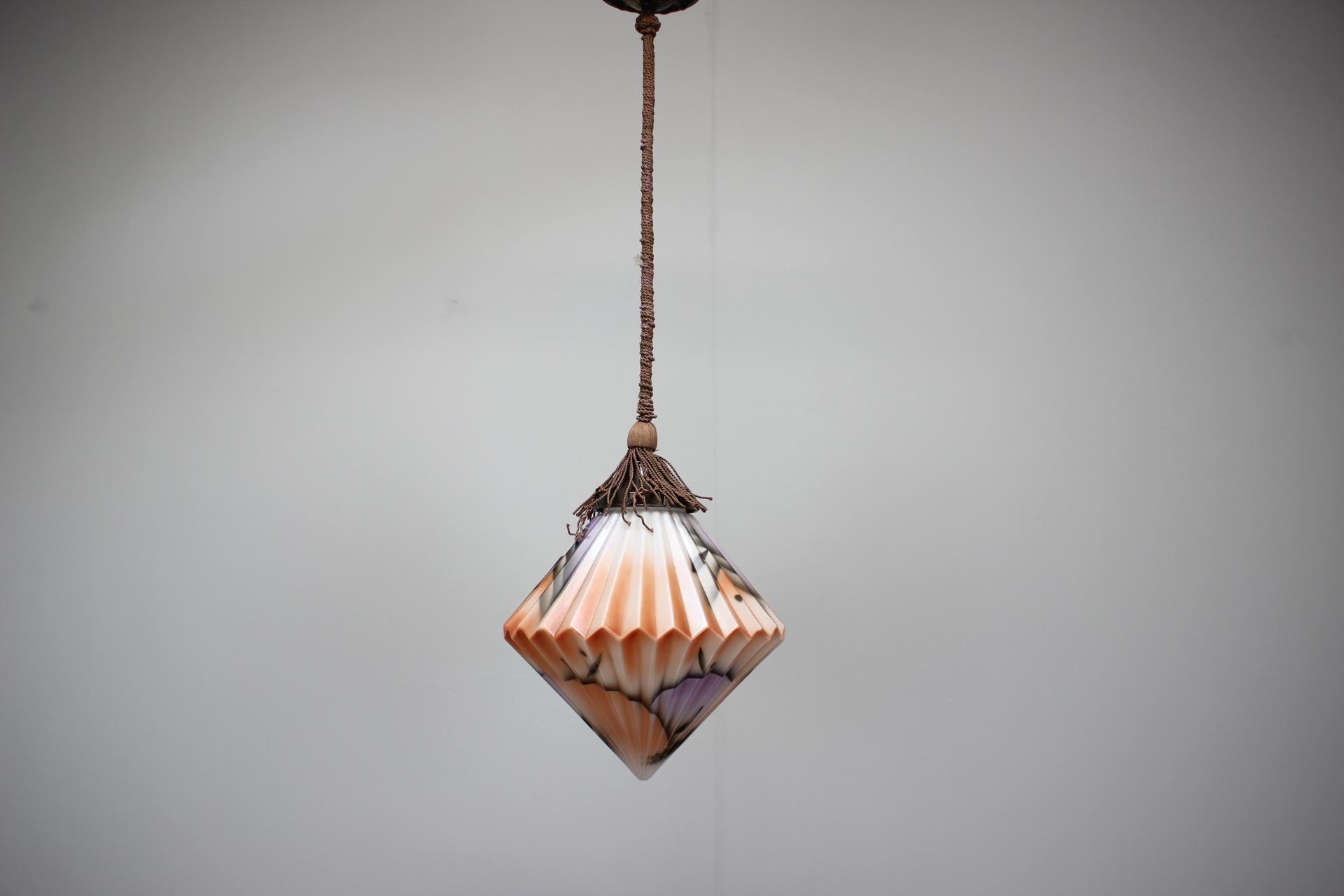 - Lampadario Art Déco, anni '10 del XX secolo,
- in tessuto, metallo e vetro,
- presenta segni di usura e di età (graffi, etc.),
- in buone condizioni originali,