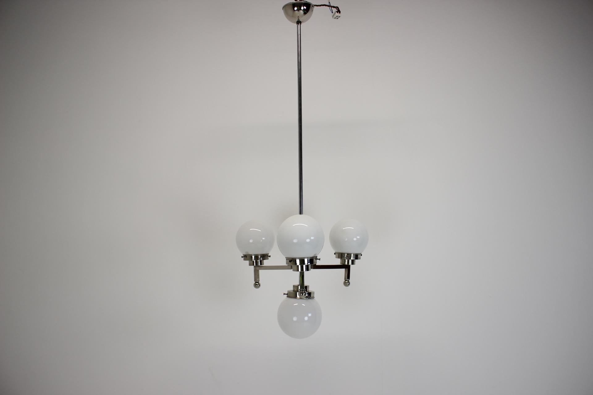 4-flamming Art Deco chandelier with opaline glass shades.
Central rod can be shortened on demand.
Two separate circuits: 1+3x60W, E25-E27 bulbs
US wiring compatible