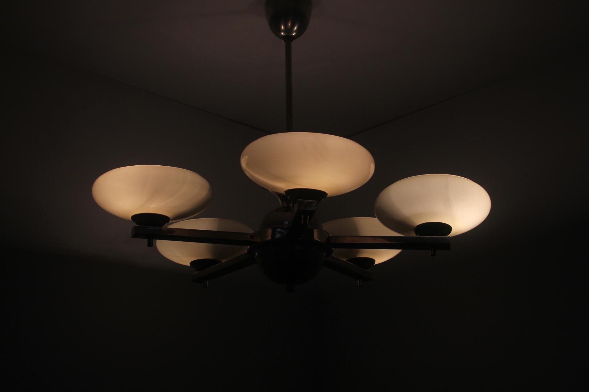 Realizzato in vetro, metallo e cromo
La parte in metallo presenta segni di utilizzo, una patina di invecchiamento e leggeri graffi.
Il lampadario ha dei cavi nuovi
Lampadina 5xE27 o E26
Compatibile con il cablaggio USA
Condizioni originali