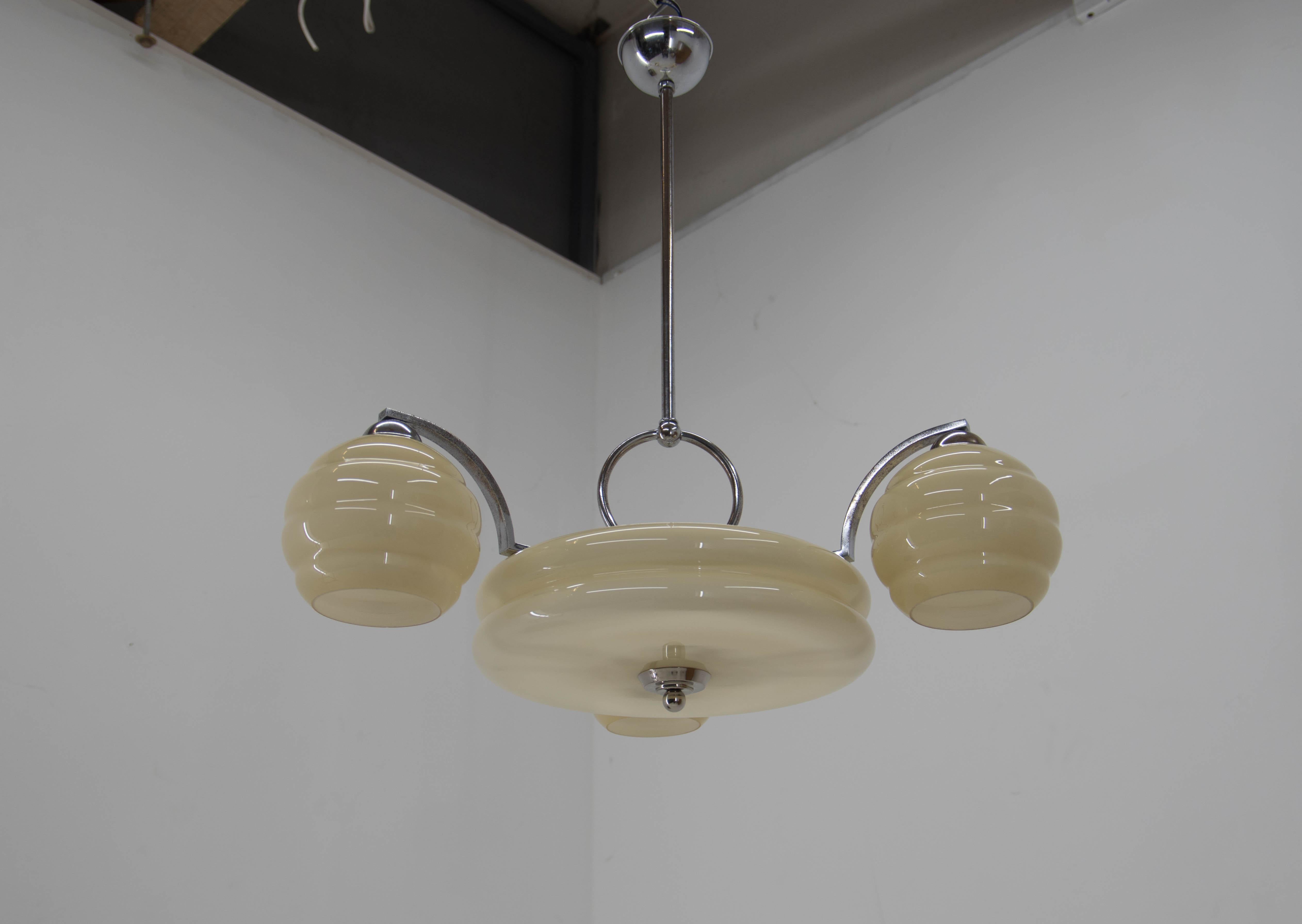 Chrome-plated Art Deco chandelier with two separate circuits.
Restored: chrome with age patina polished.
Rewired: 3+2x40W, E25-E27 bulbs
Glass in perfect condition.
US wiring compatible.