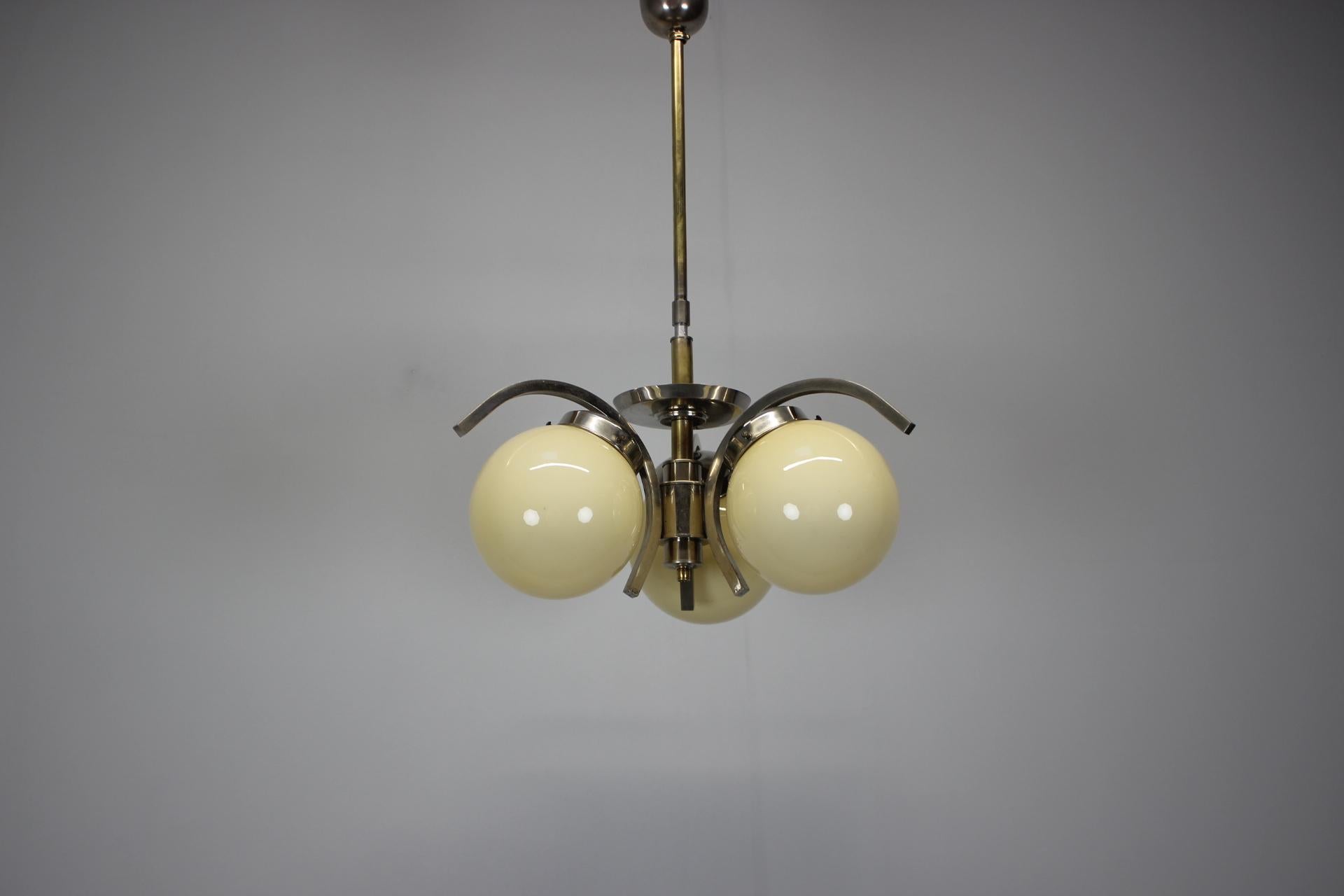 - Elegante araña Art Decó, fabricada en la década de 1930,
- de cromo, metal y cristal,
- repulido, limpiado, presenta signos de desgaste y envejecimiento (óxido y pátina),
- totalmente funcional.