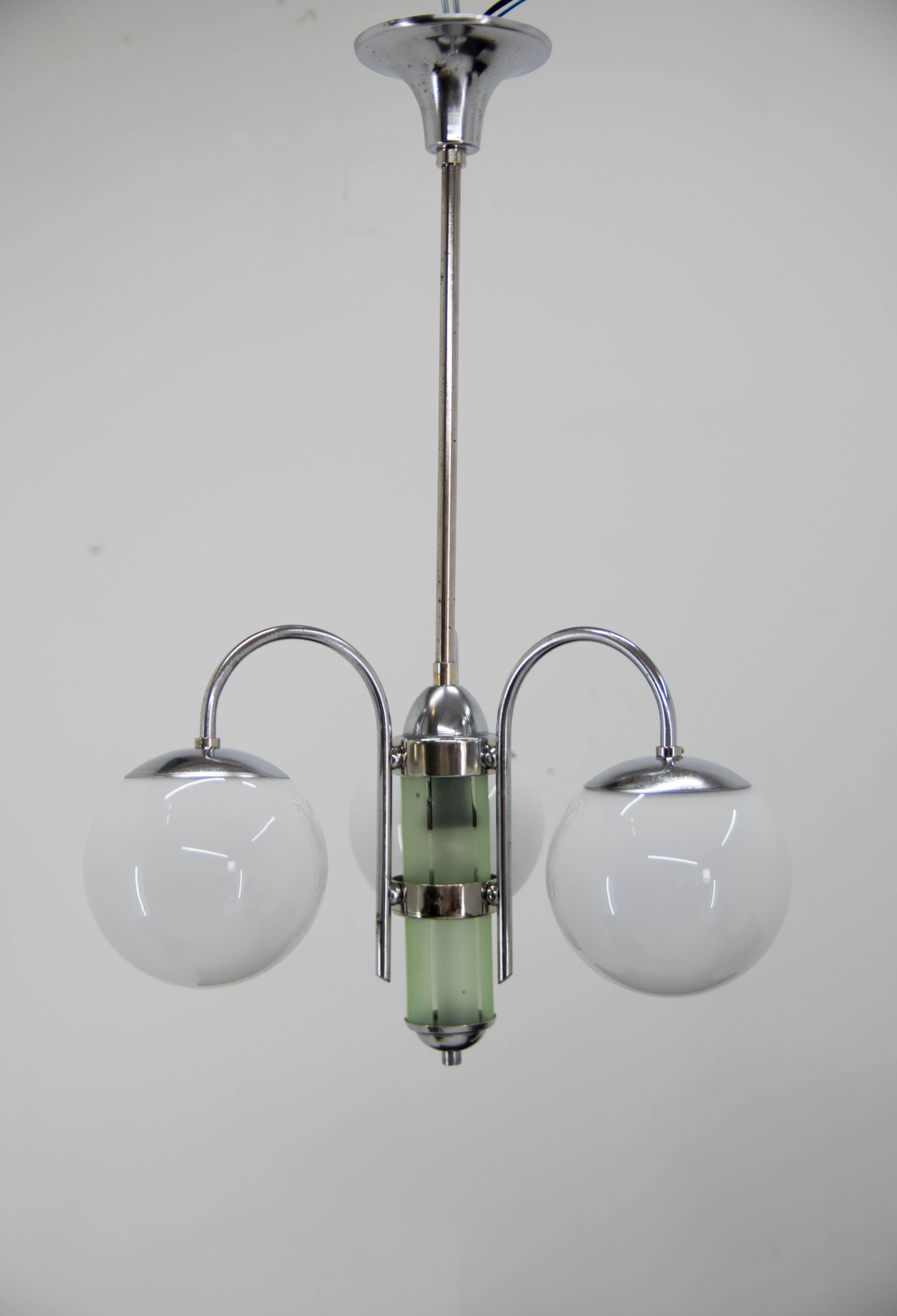 4-Flamming nickel-plated Art Deco chandelier. Restored: cleaned, polished, rewired: Two separate circuits: 1+3x40W, E25-E27 bulbs
US wiring compatible.