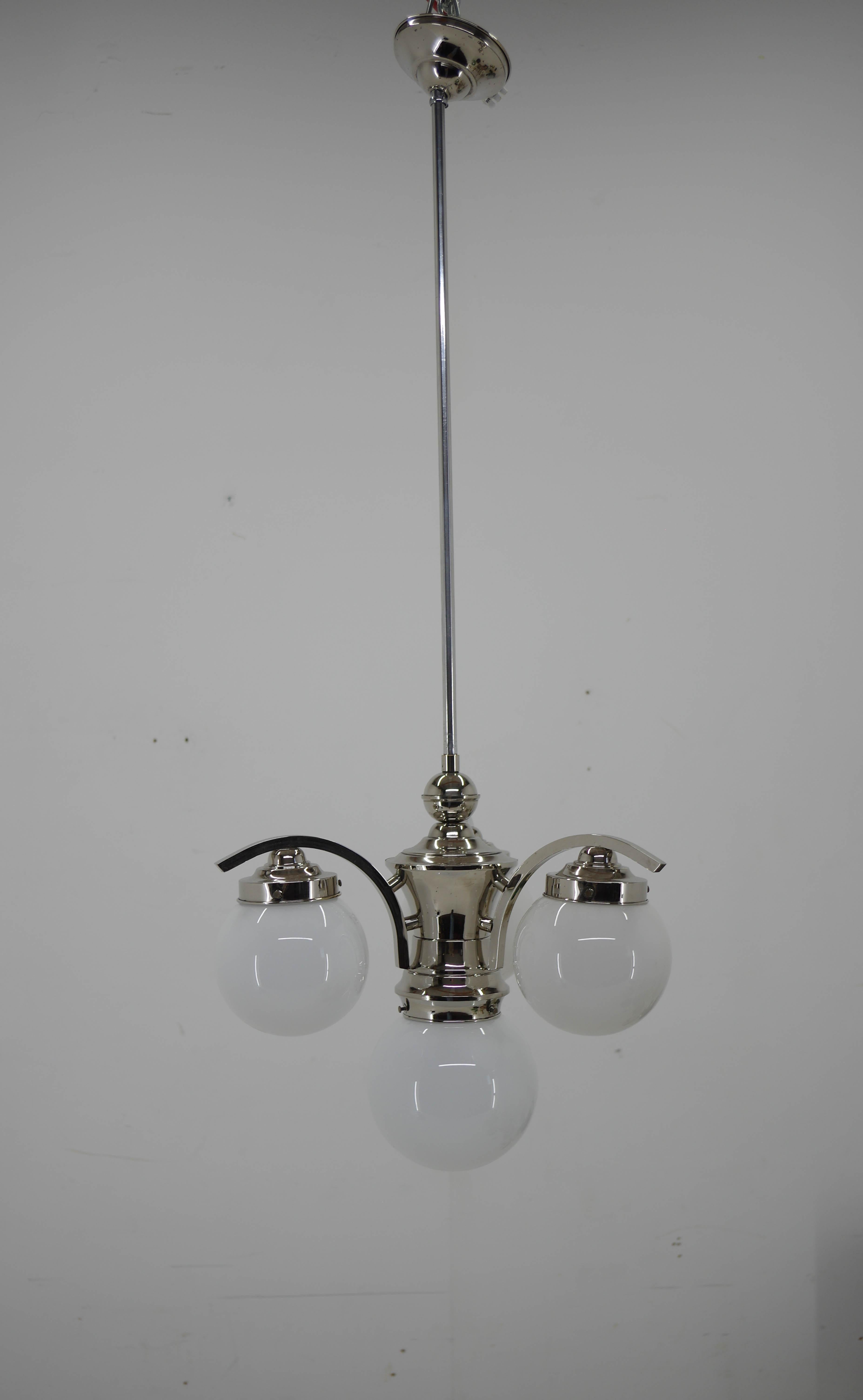 4-flamming Art Deco chandelier with opaline glass shades.
Central rod can be shortened on demand.
Restored: chrome polished, rewired.
Two separate circuits: 1+3x60W, E25-E27 bulbs
US wiring compatible