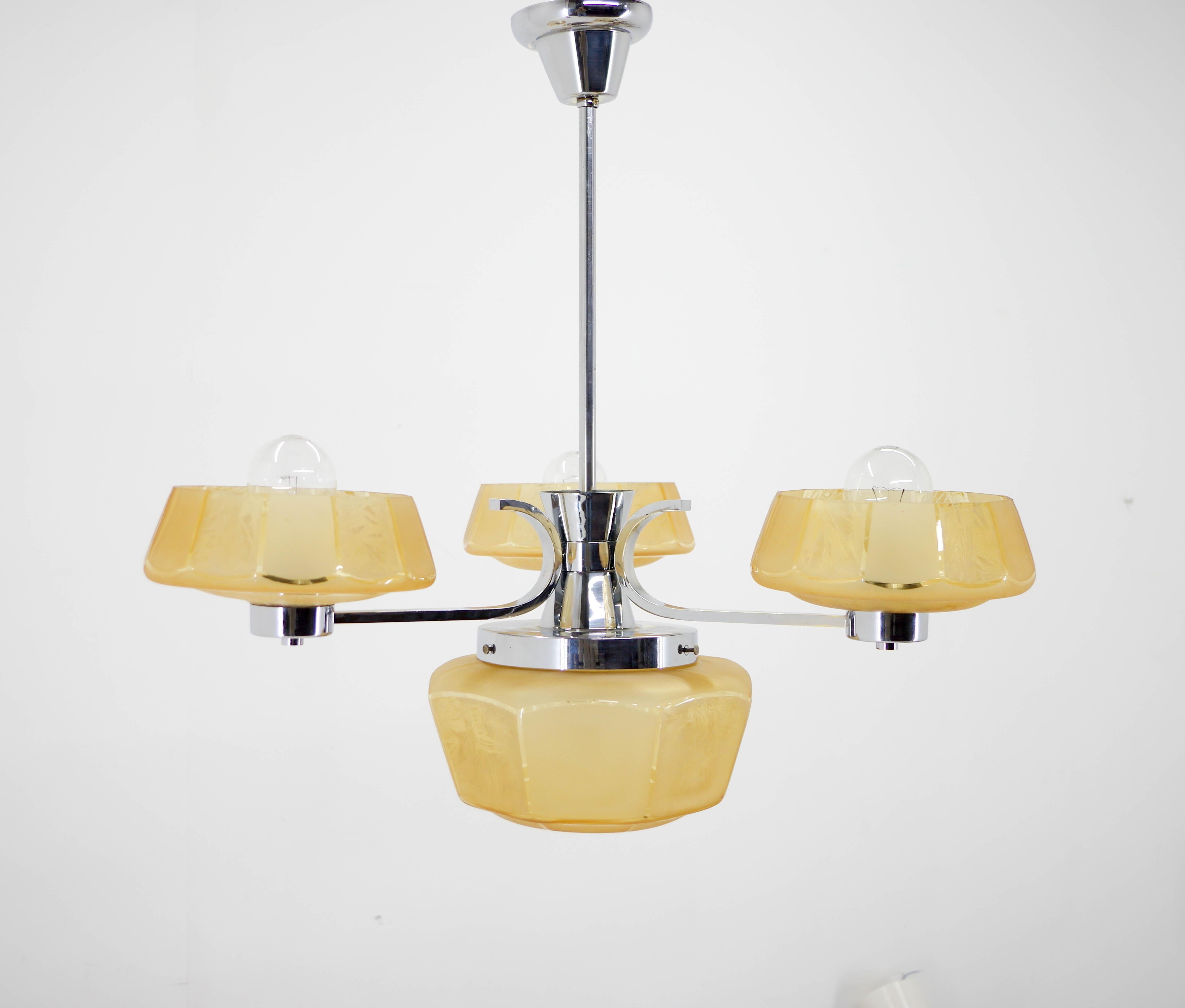 Art Deco Kronleuchter aus Chrom und Glas.
Restauriert: gereinigt, neu verkabelt - zwei getrennte Stromkreise 1+3x40W, E25-E27 Glühbirnen
US-Verkabelung kompatibel