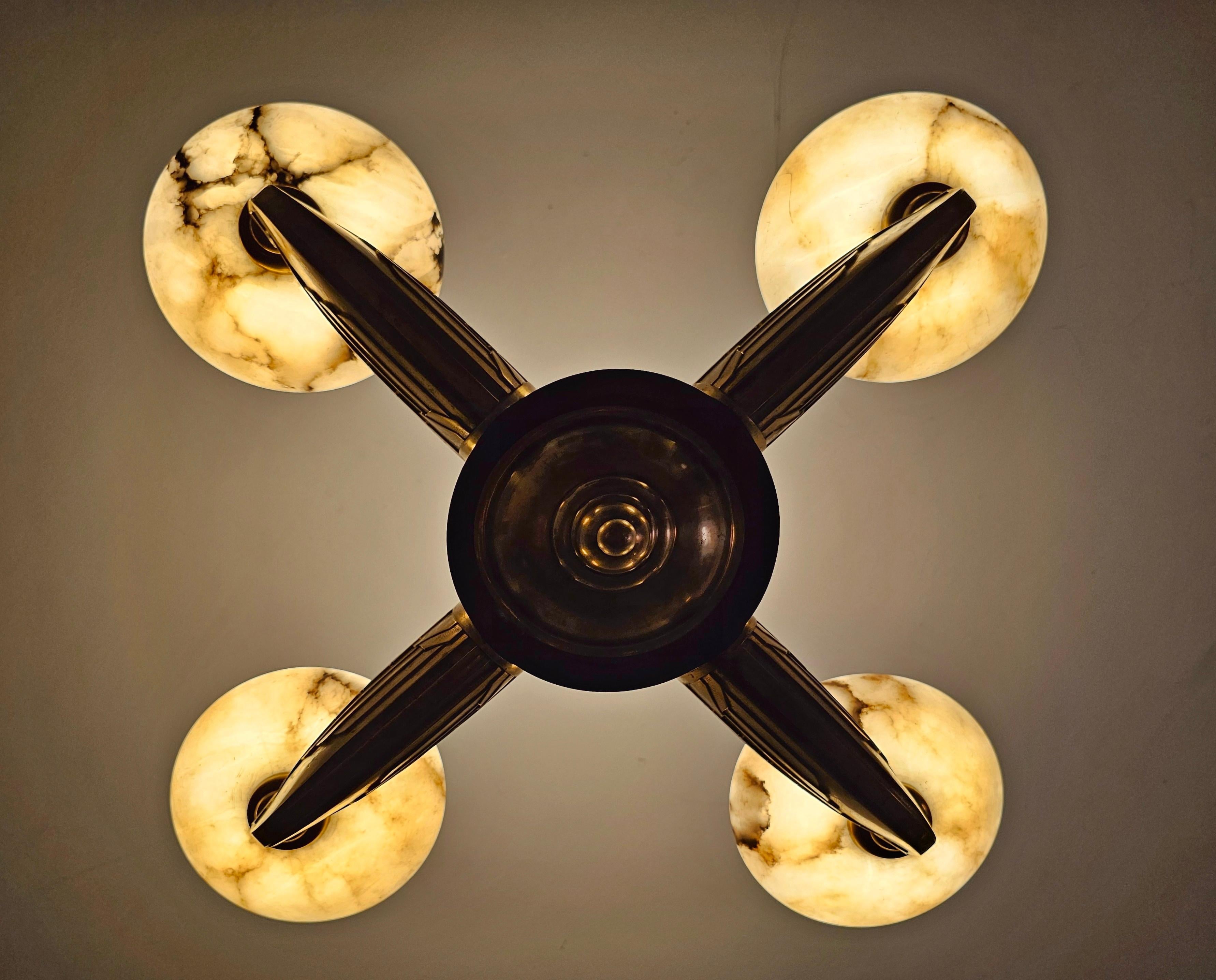 Lustre Art Déco attr. à l'Atelier Petitot en bronze, noyer et albâtre en vente 3
