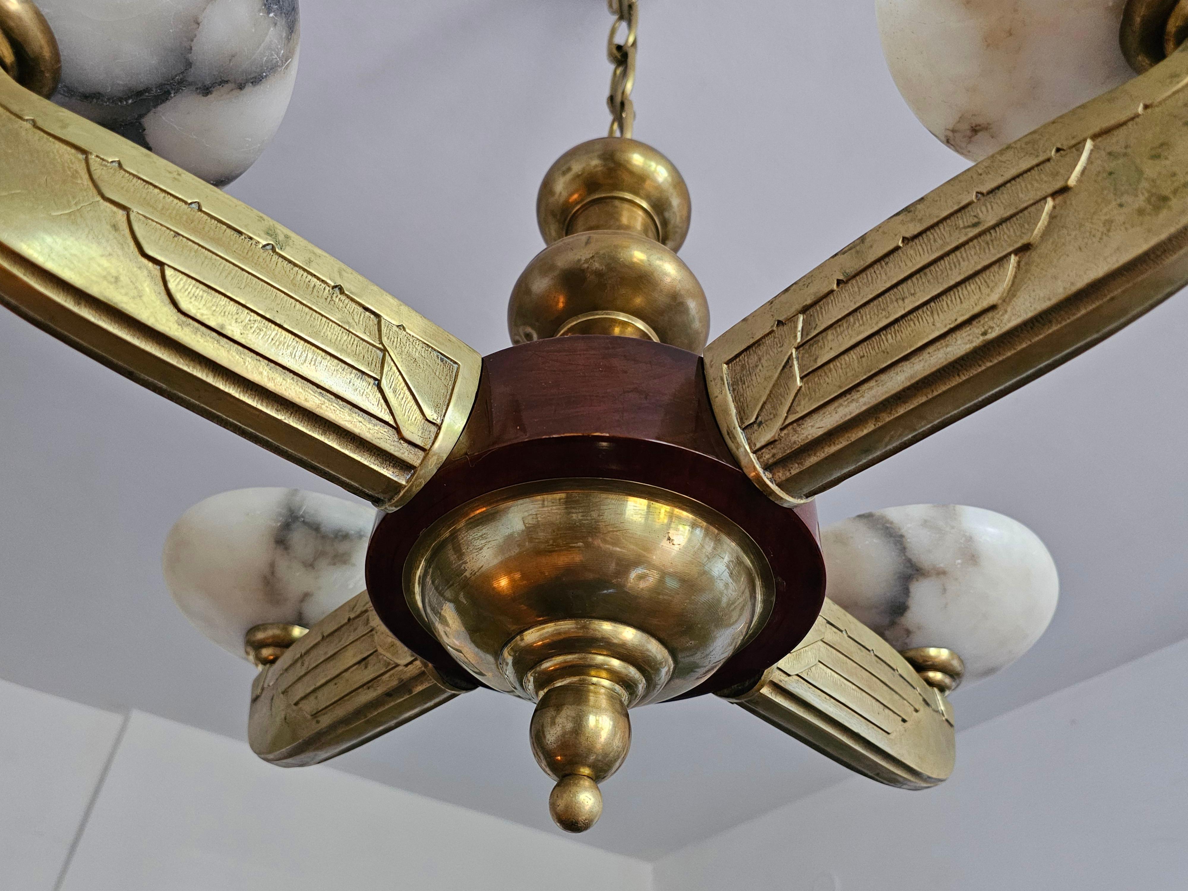 Lustre Art Déco attr. à l'Atelier Petitot en bronze, noyer et albâtre en vente 4